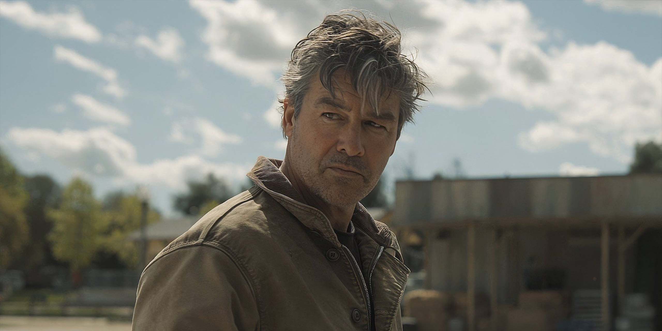Kyle Chandler dans le rôle de Hal Jordan dans Lanterns
