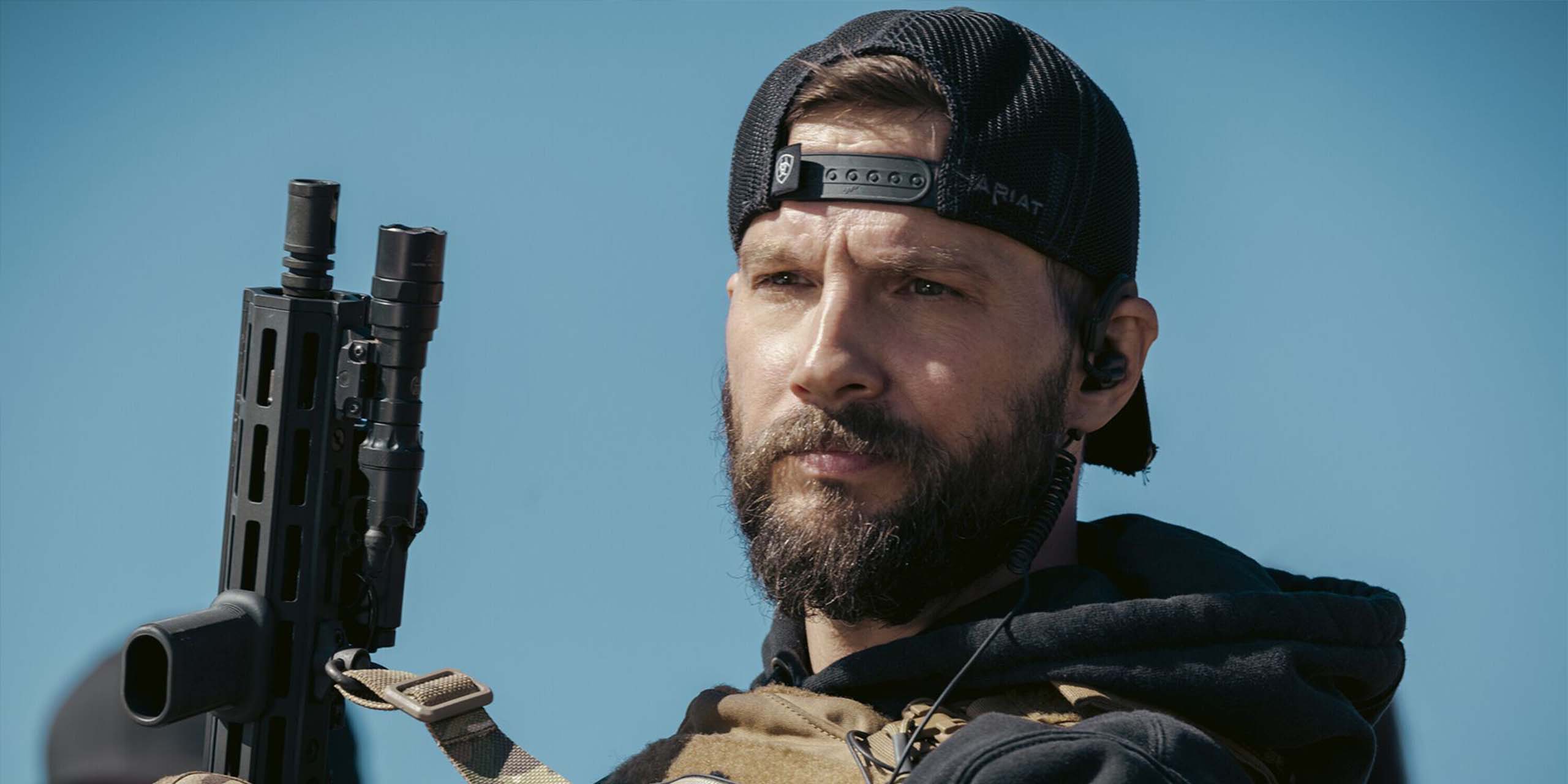 Logan-Marshall Green, tenant un pistolet et l'air concentré, est une image extraite de Marshals.