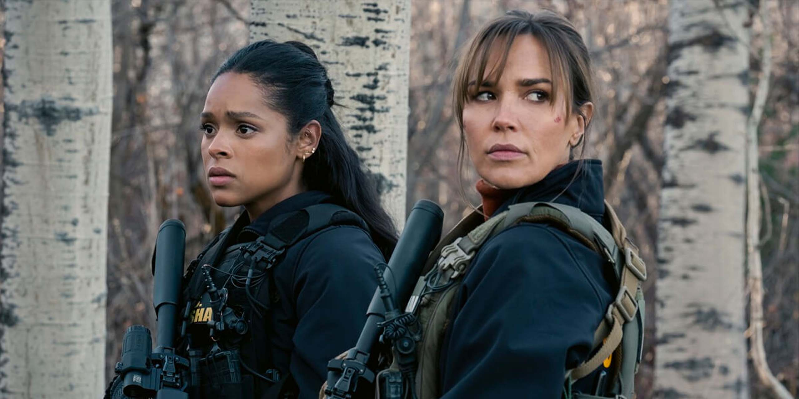 Ash Santos dans le rôle d'Andrea et Arielle Kebbel dans celui de Belle dans l'épisode 11 de Marshals.