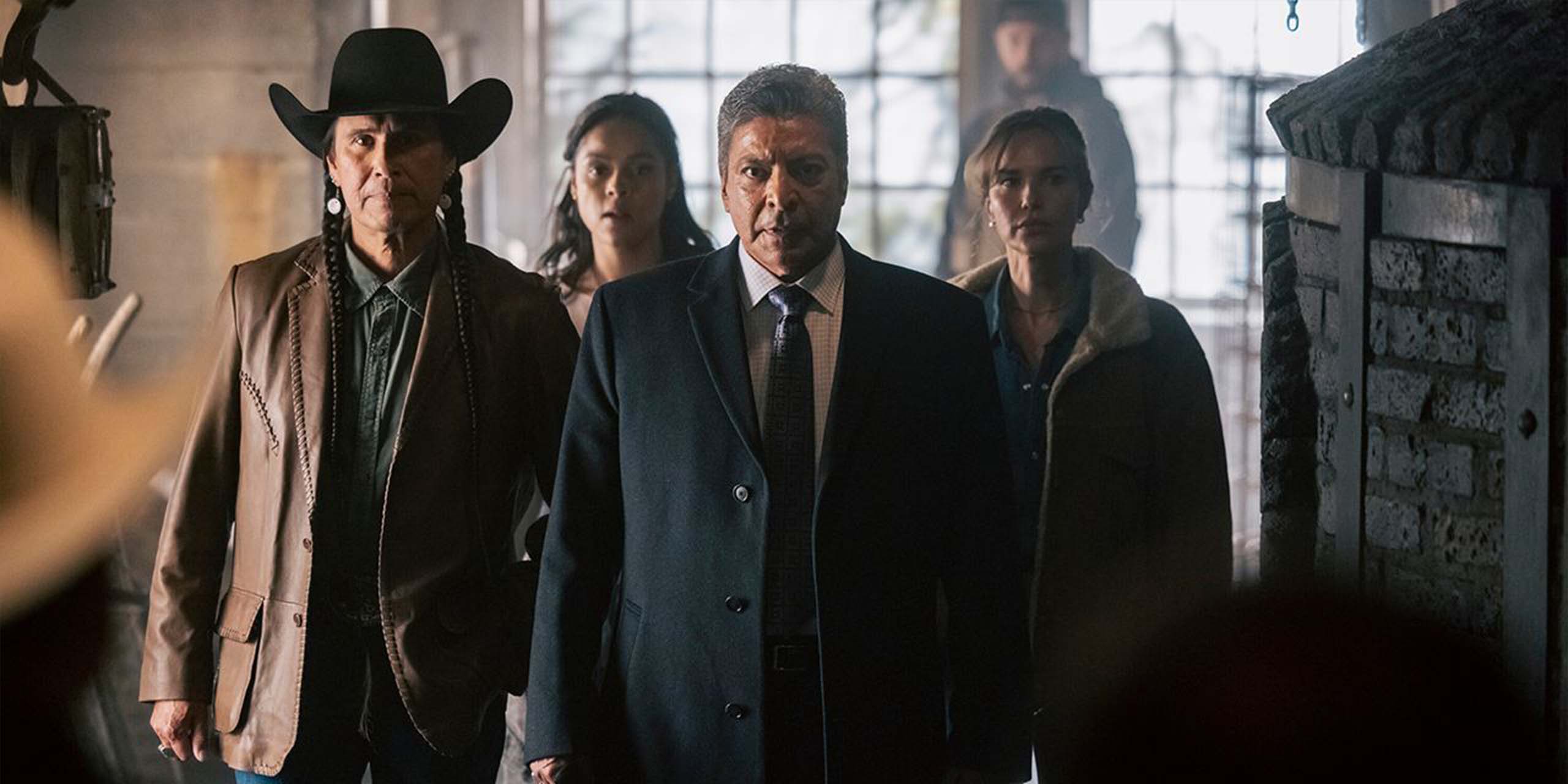 Mo (de la série Mo Brings Plenty), Rainwater (de Gil Birmingham), Andrea (d'Ash Santos) et Belle (d'Arielle Kebbell) observent attentivement quelqu'un dans l'épisode 12 de la saison 1 de Marshals.