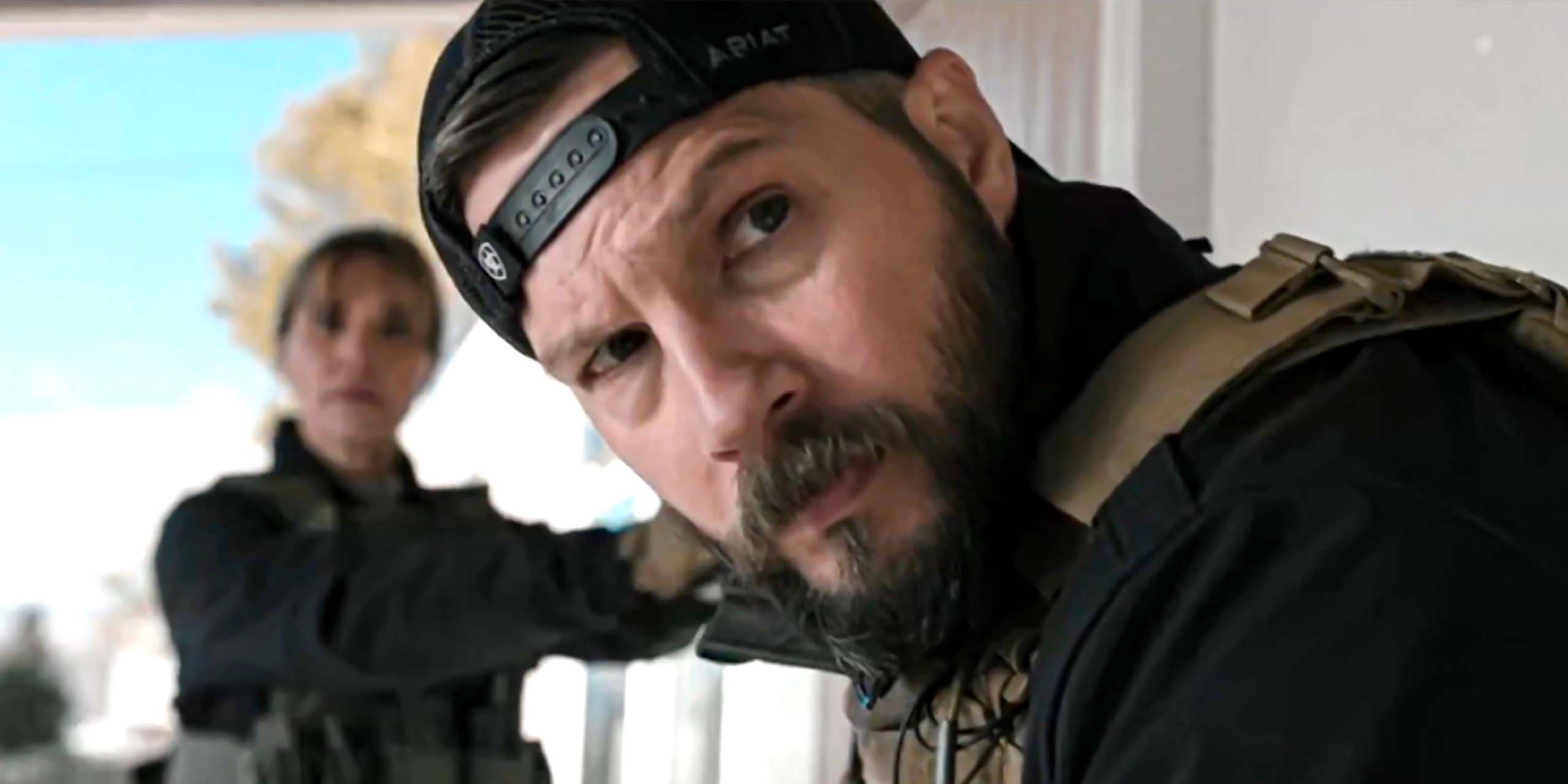 Cal, l'air perplexe, regarde quelque chose, Belle se tenant en arrière-plan dans la saison 1 de Marshals.