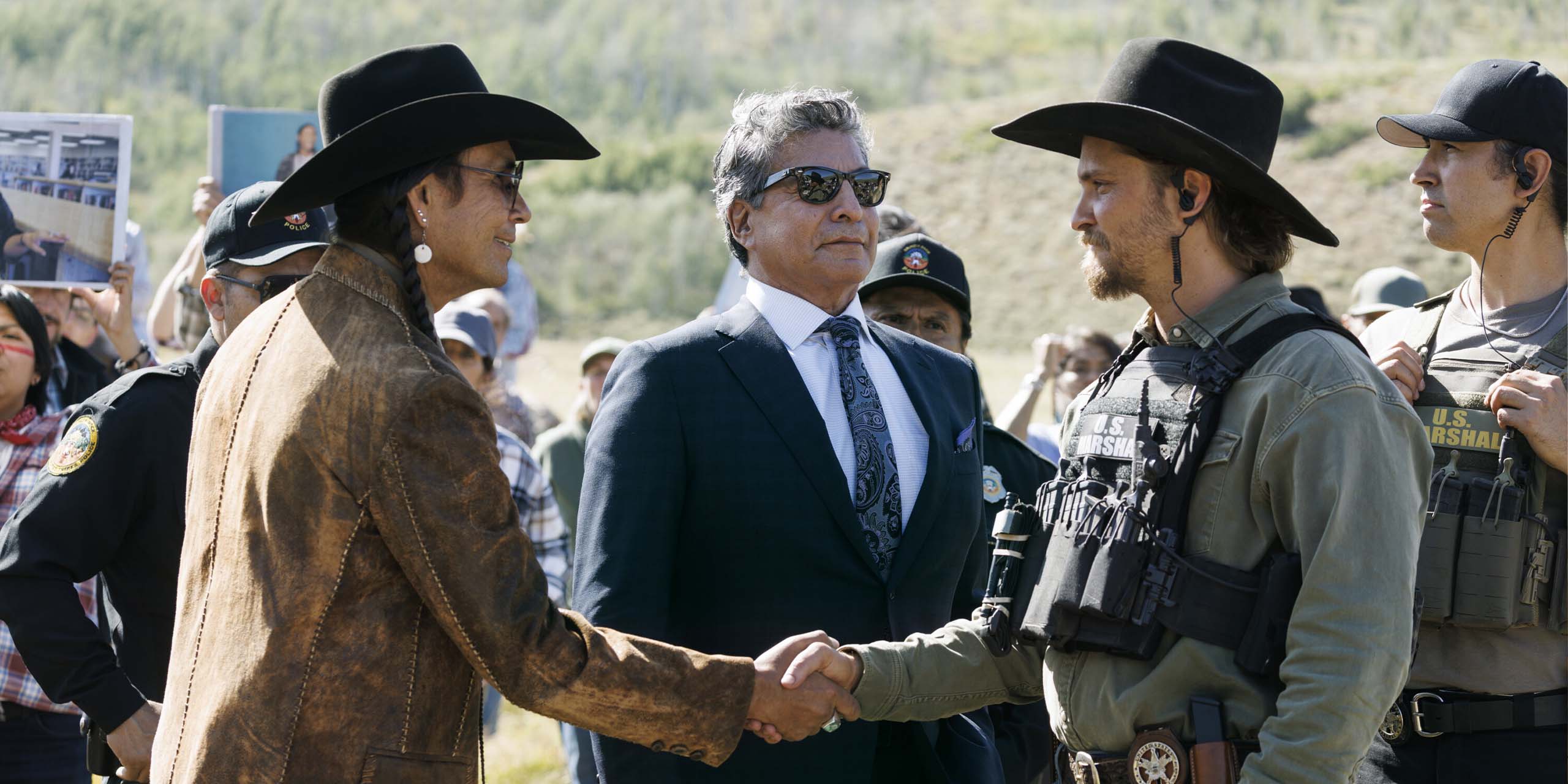 Gil Birmingham, Sonja Flemming, Luke Grimes et Mo Brings Plenty dans Marshals : A Yellowstone Story.