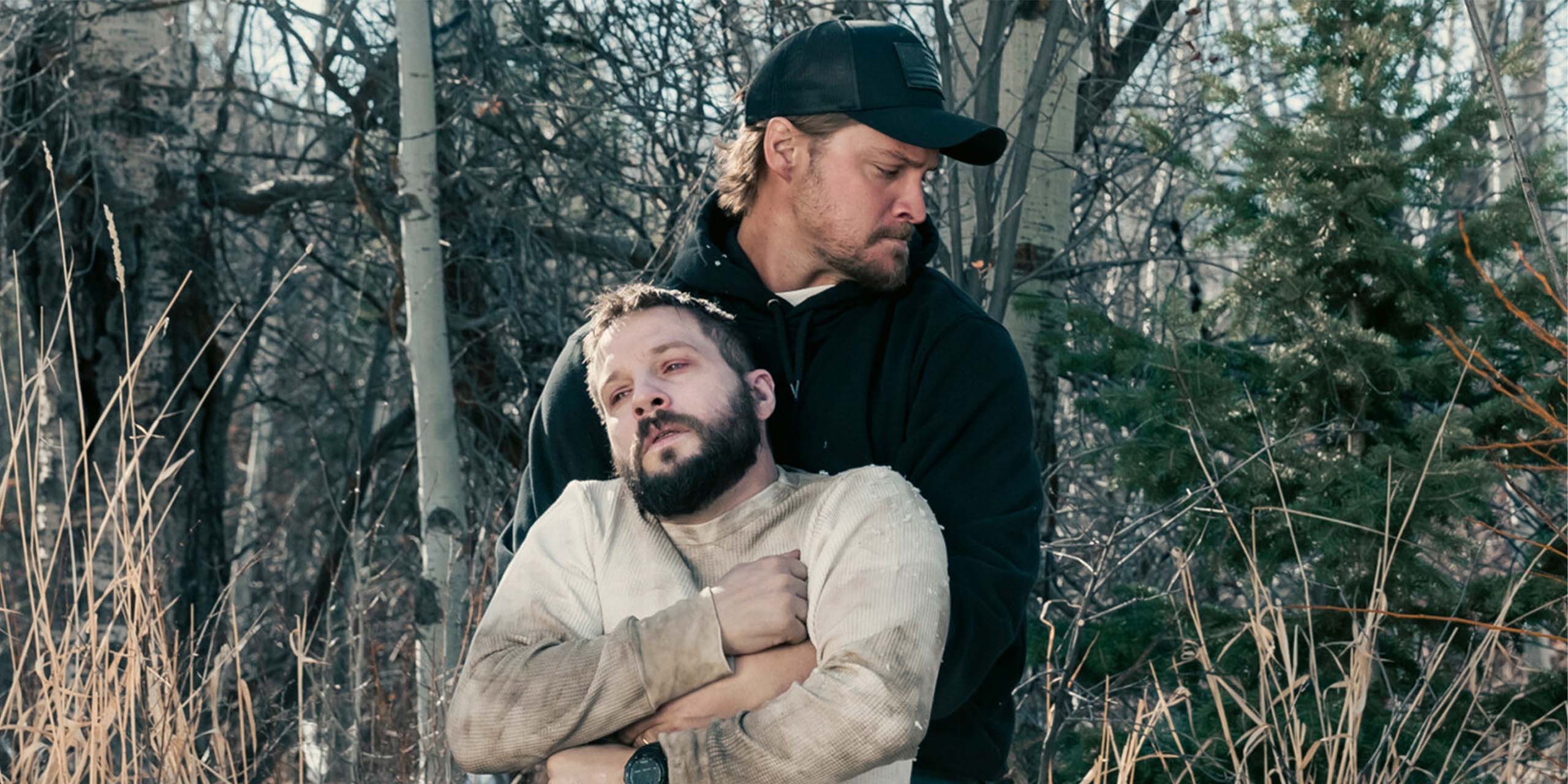 Kayce (Luke Grimes) et Pete "Cal" Calvin (Logan Marshall-Green) dans la saison 1 de Marshals: A Yellowstone Story (2026).