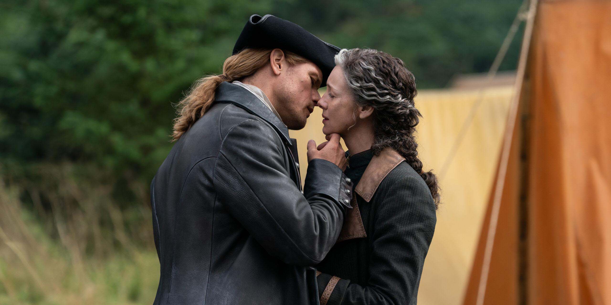 Jaimie et Claire s'embrassent durant le grand final de la saison 8 d'Outlander.