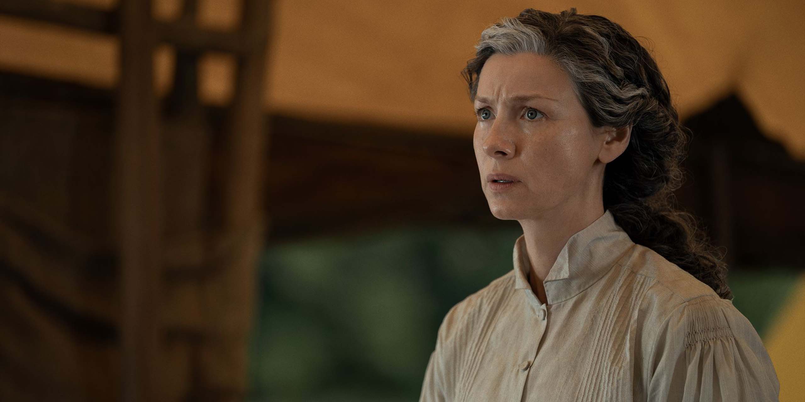 Claire semble inquiète dans le dernier épisode de la saison 8 d'Outlander