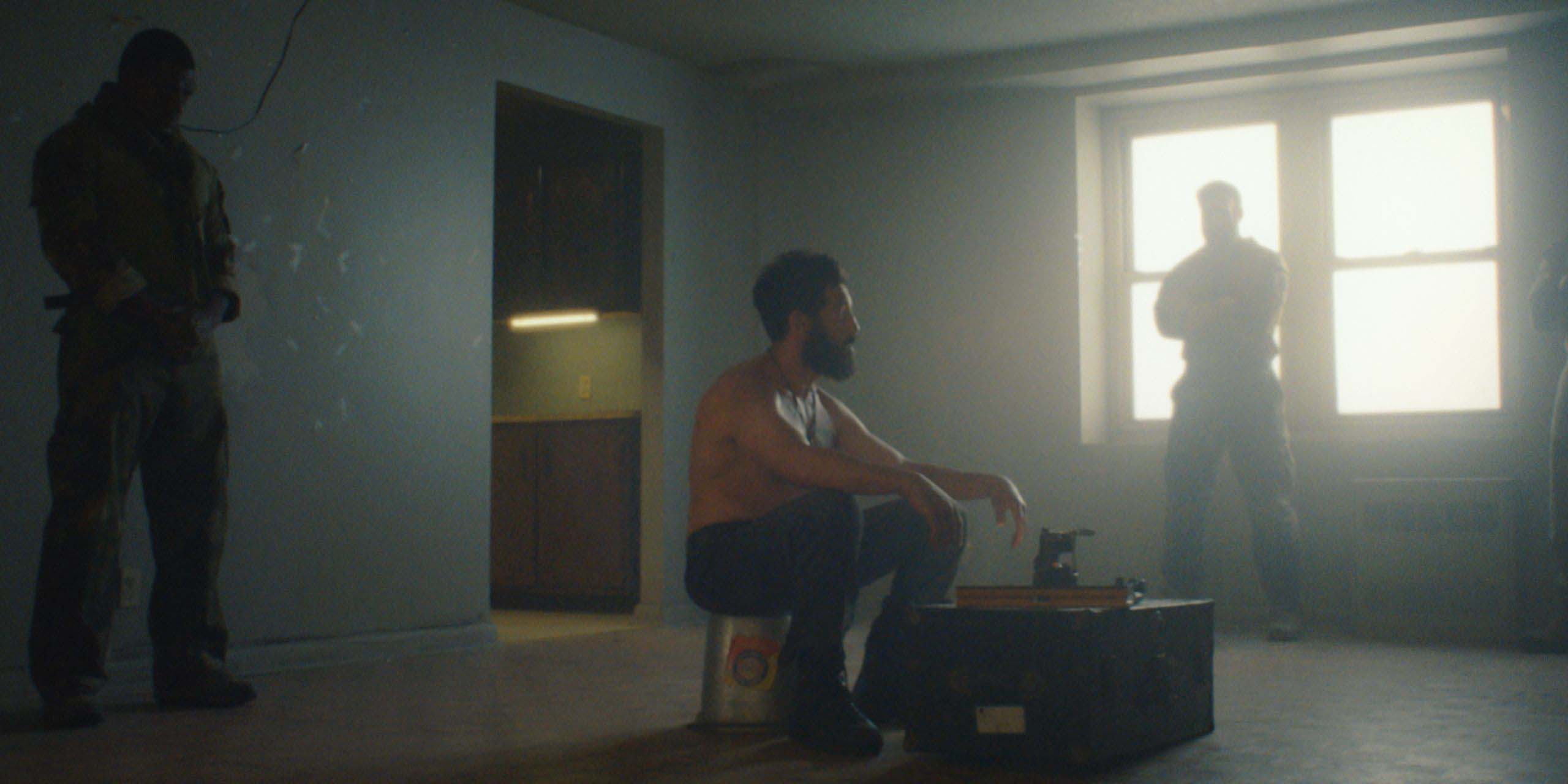 Jon Bernthal, dans le rôle de Frank Castle, est entouré des fantômes de soldats du Corps des Marines dans The Punisher: One Last Kill.
