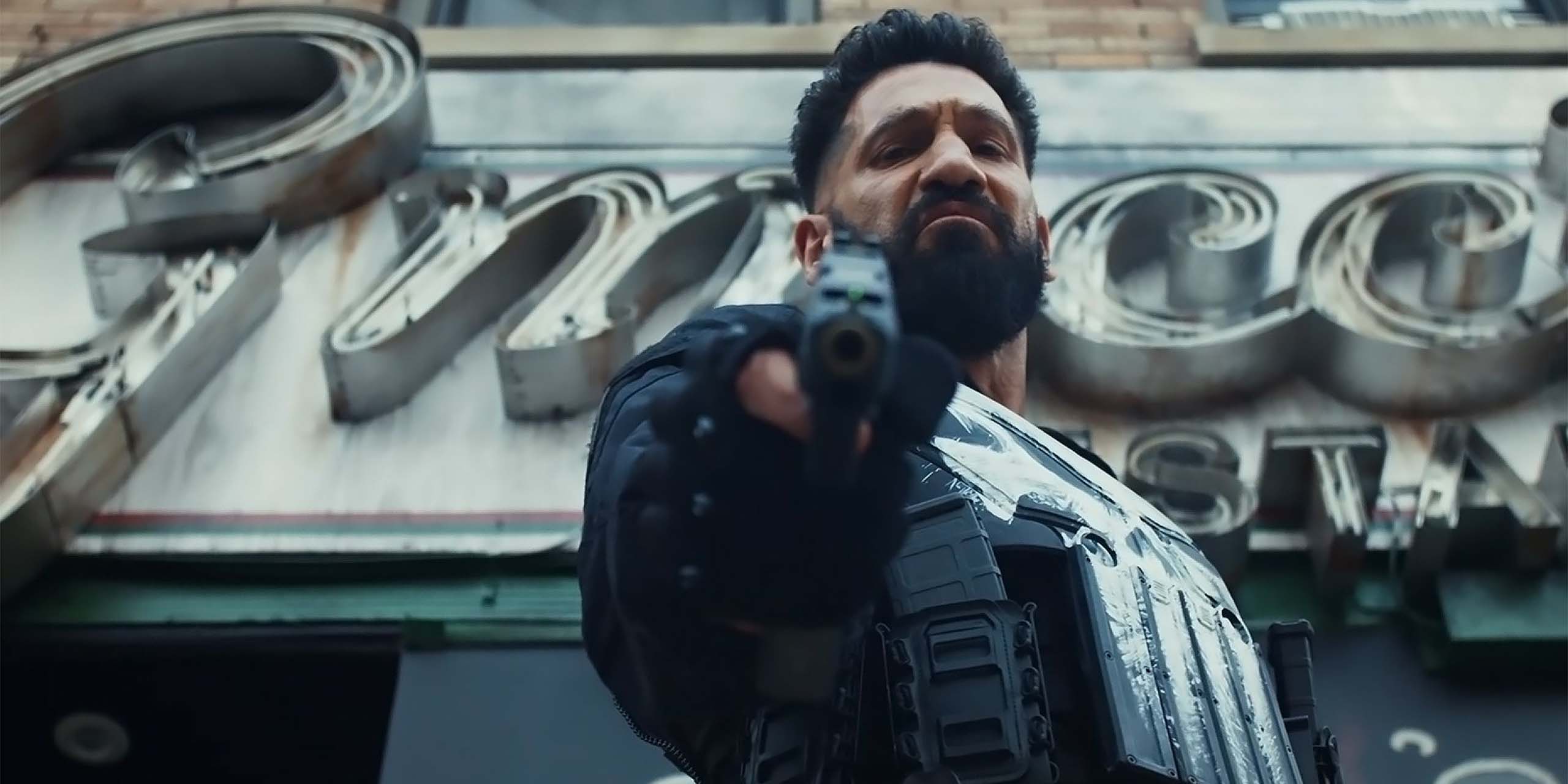 Frank Castle (Jon Bernthal) pointe son arme dans The Punisher: One Last Kill.