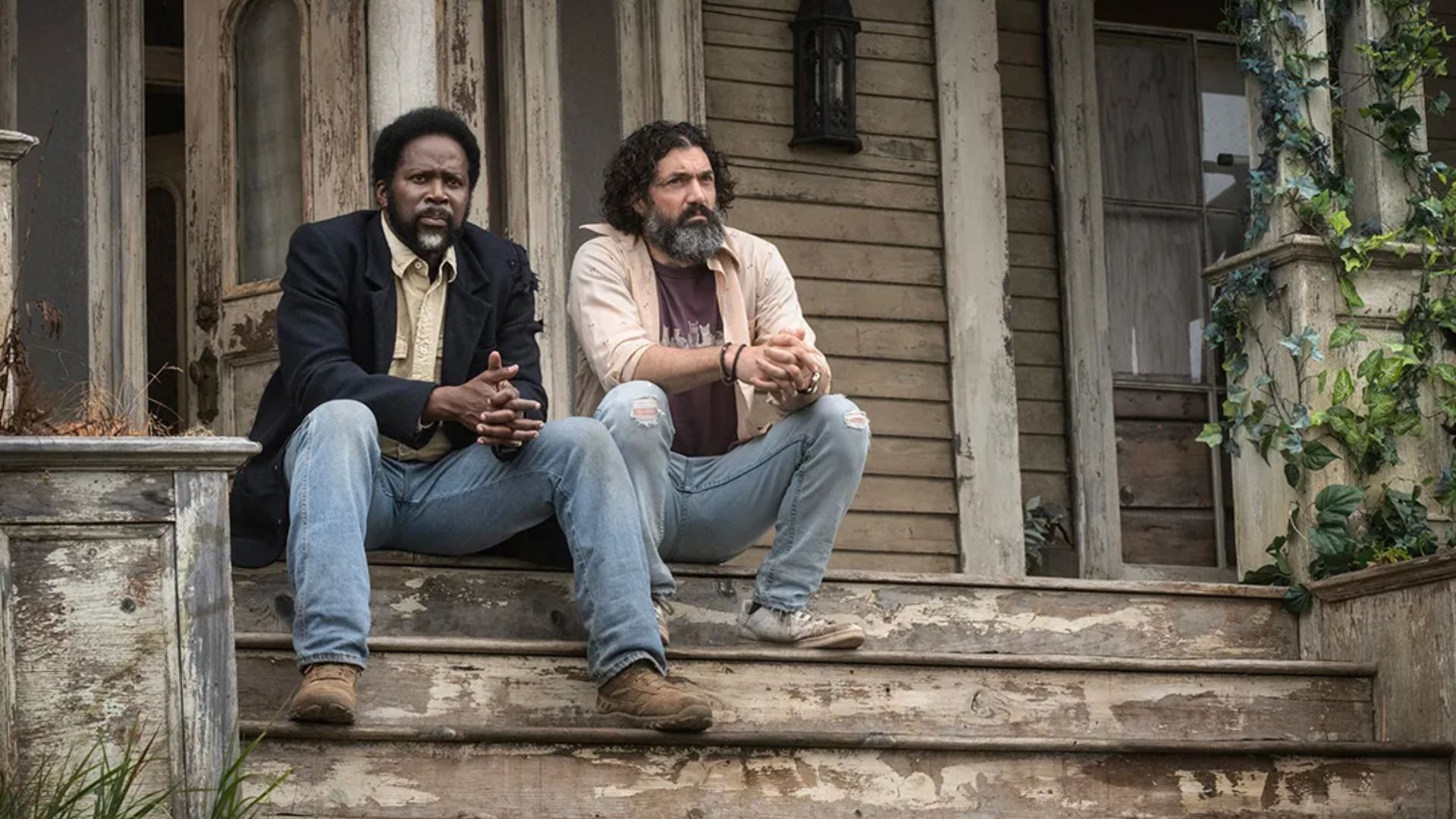 Boyd Stevens (Harold Perrineau) et Jade (David Alpay) sur les marches du porche de la maison dans la saison 4 de From.