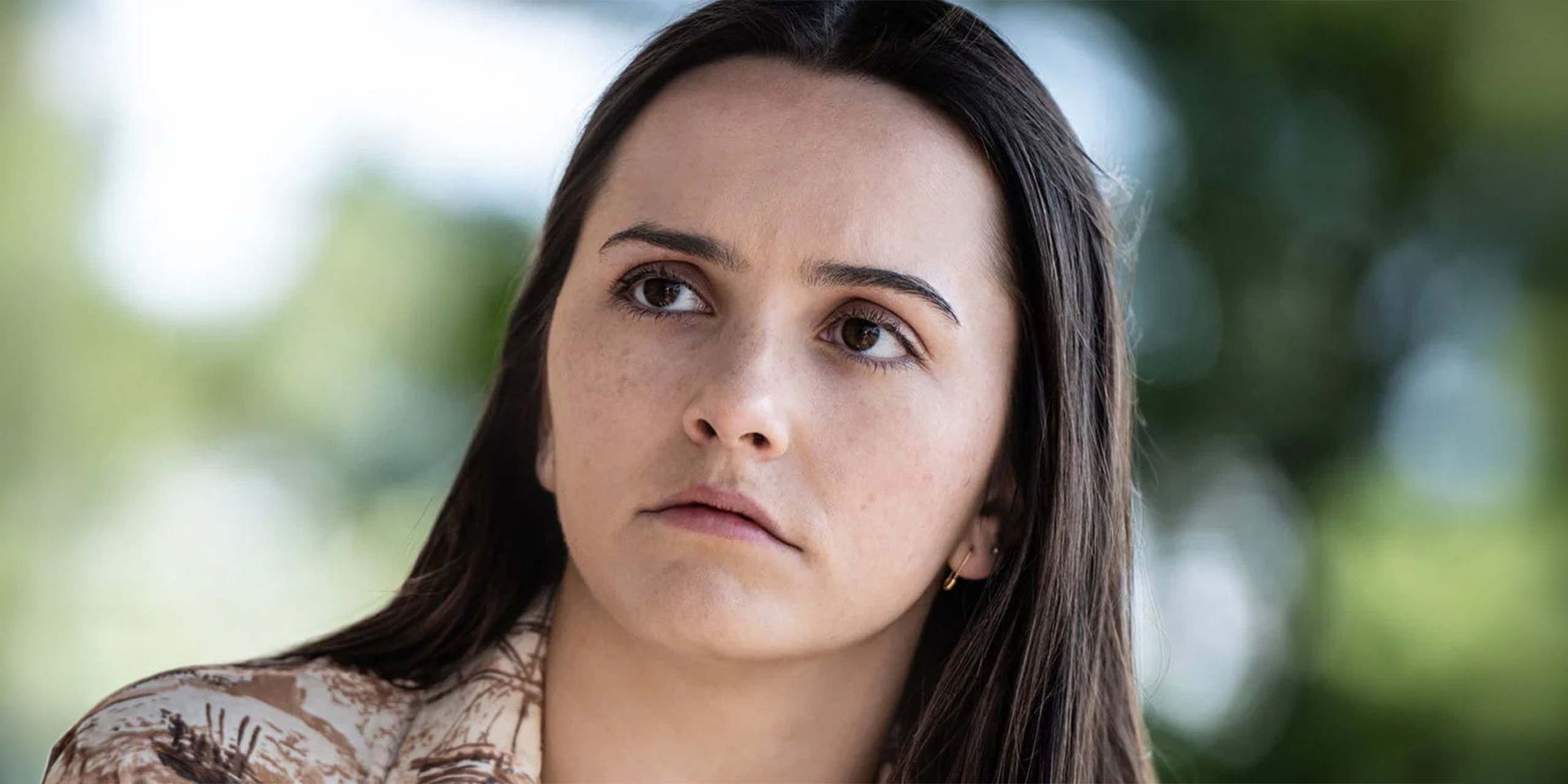 Hannah Cheramy dans le rôle de Julie Matthew dans la saison 4 de From.