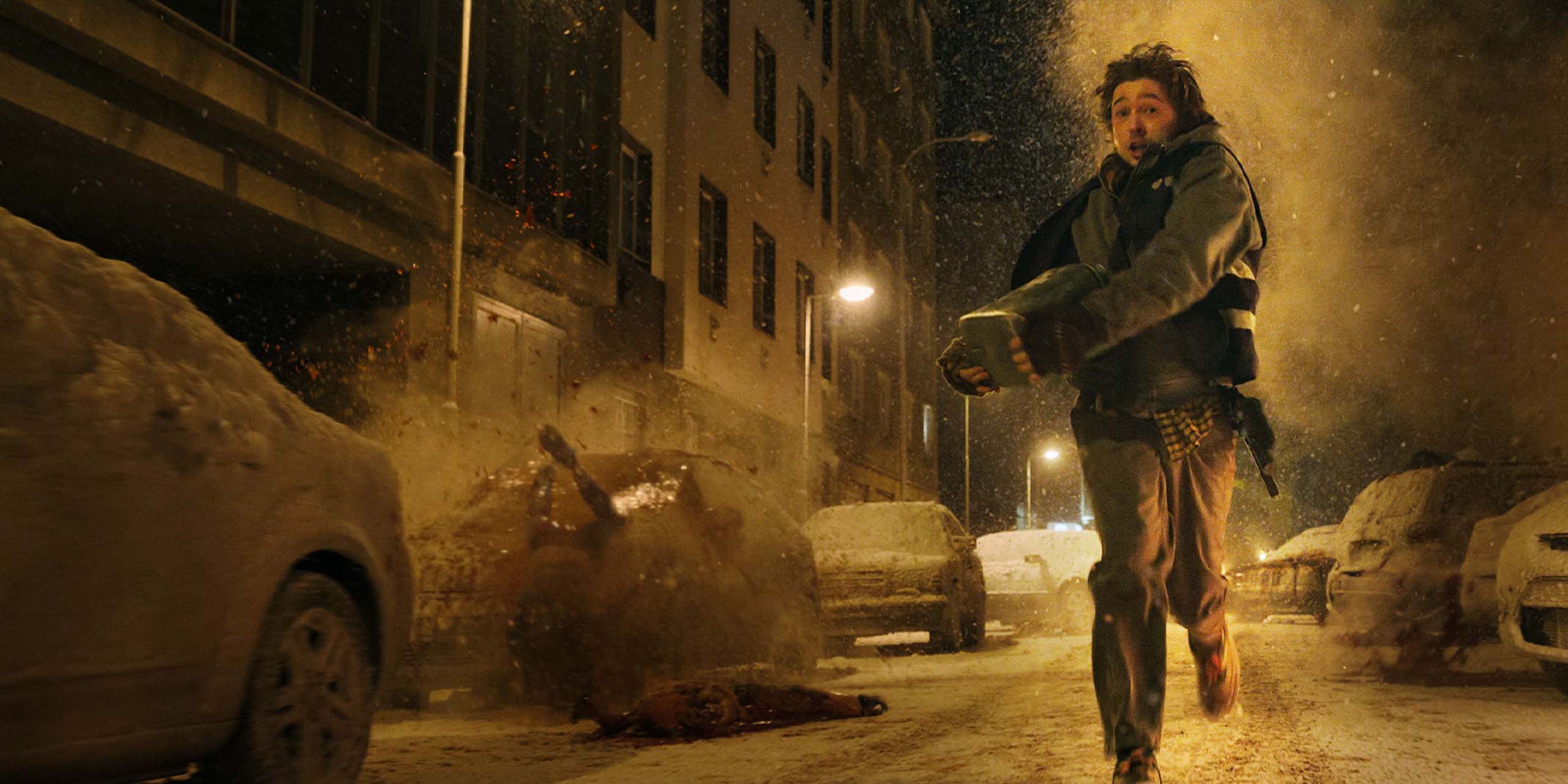 Bryan (Austin Abrams) courant dans les rues de Racoon City dans Resident Evil (2026).