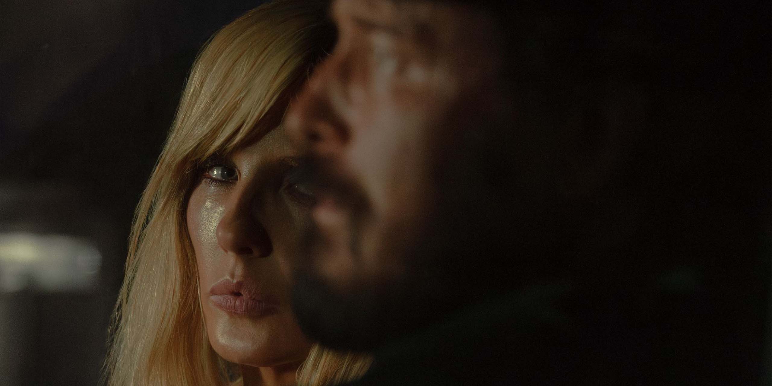 Gros plan sur Beth et Rip dans Dutton Ranch.