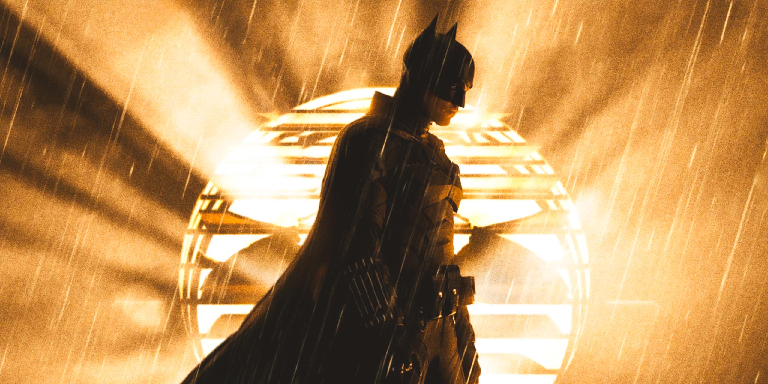 Batman (Robert Pattinson) devant le Batsignal dans The Batman.