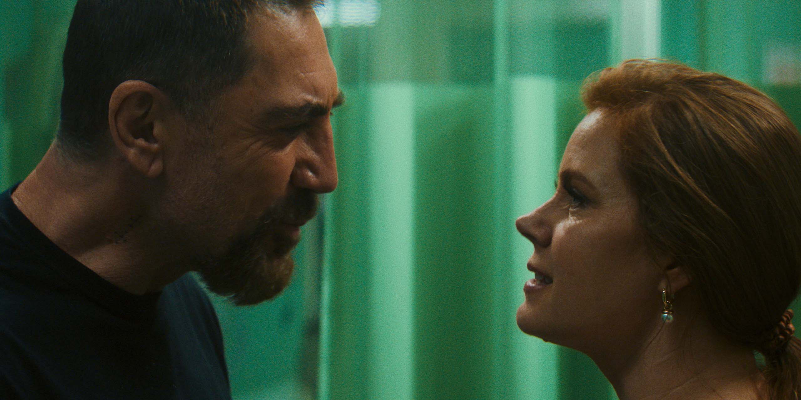 Max Cady (Javier Bardem) face à Anna Bowden (Amy Adams) dans Cape Fear.