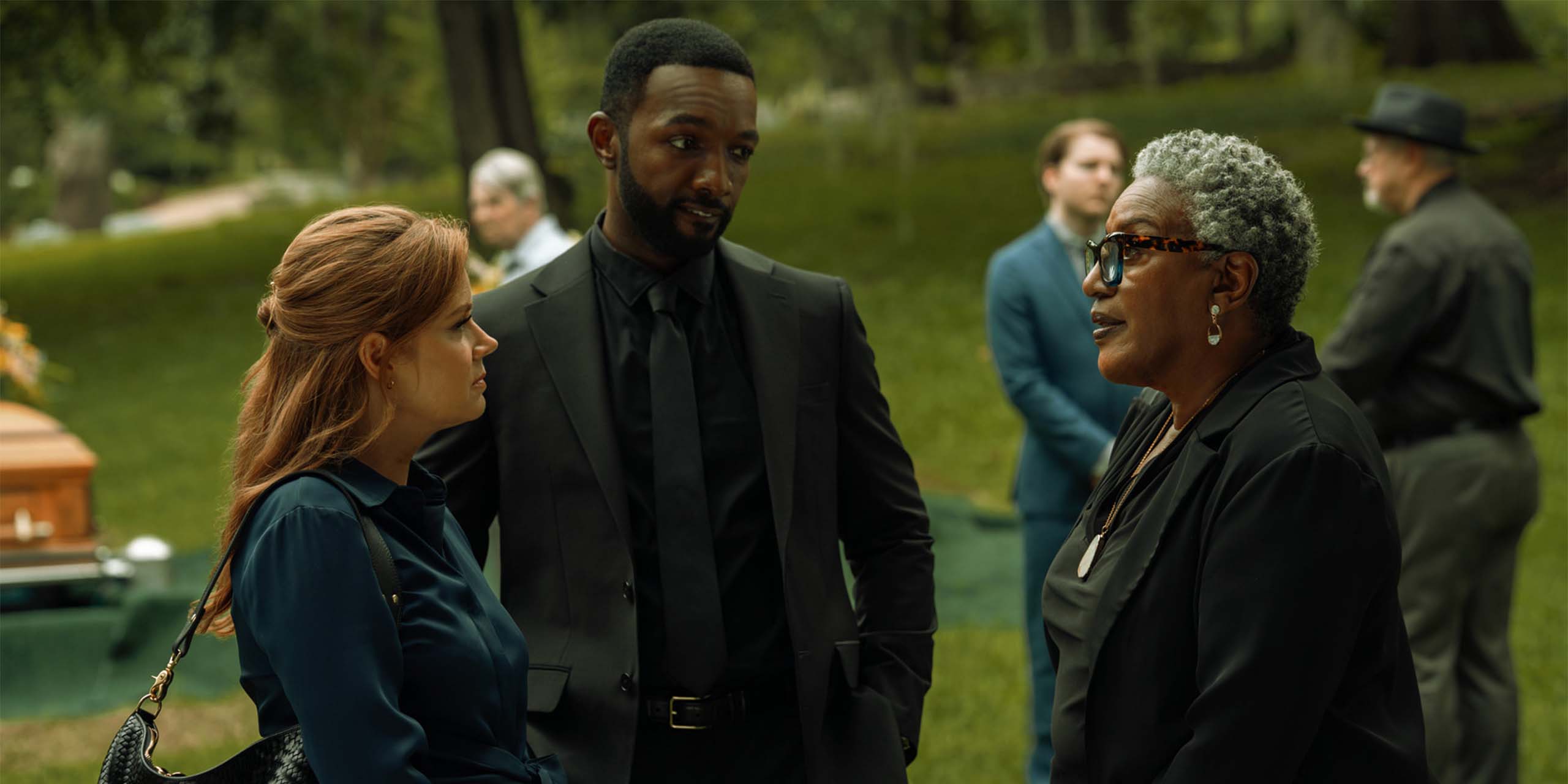Amy Adams, Jamie Hector et CCH Pounder à un enterrement dans Cape Fear - Les Nerfs à vif .