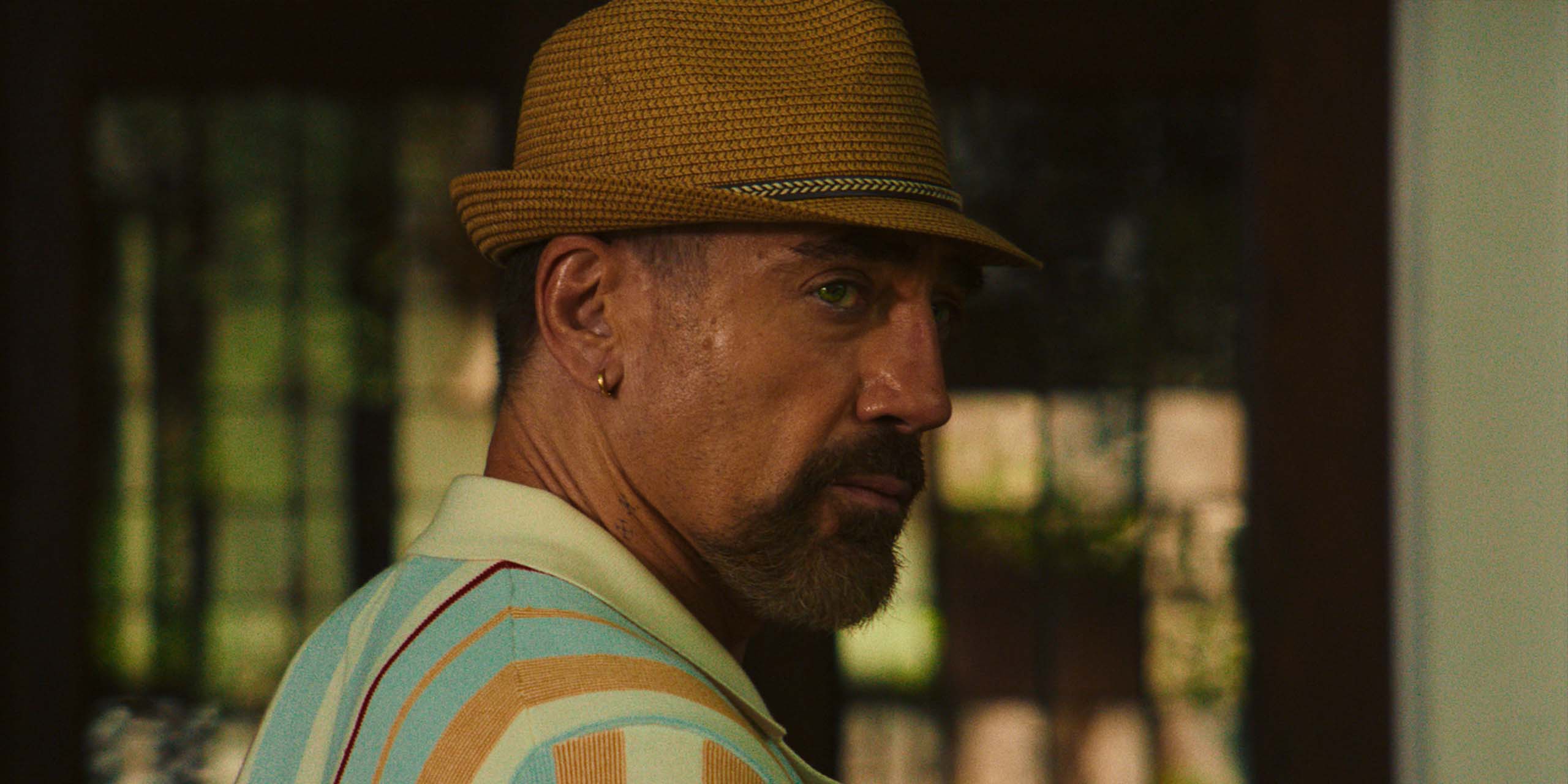 Max Cady (Javier Bardem) portant un chapeau dans Cape Fear.