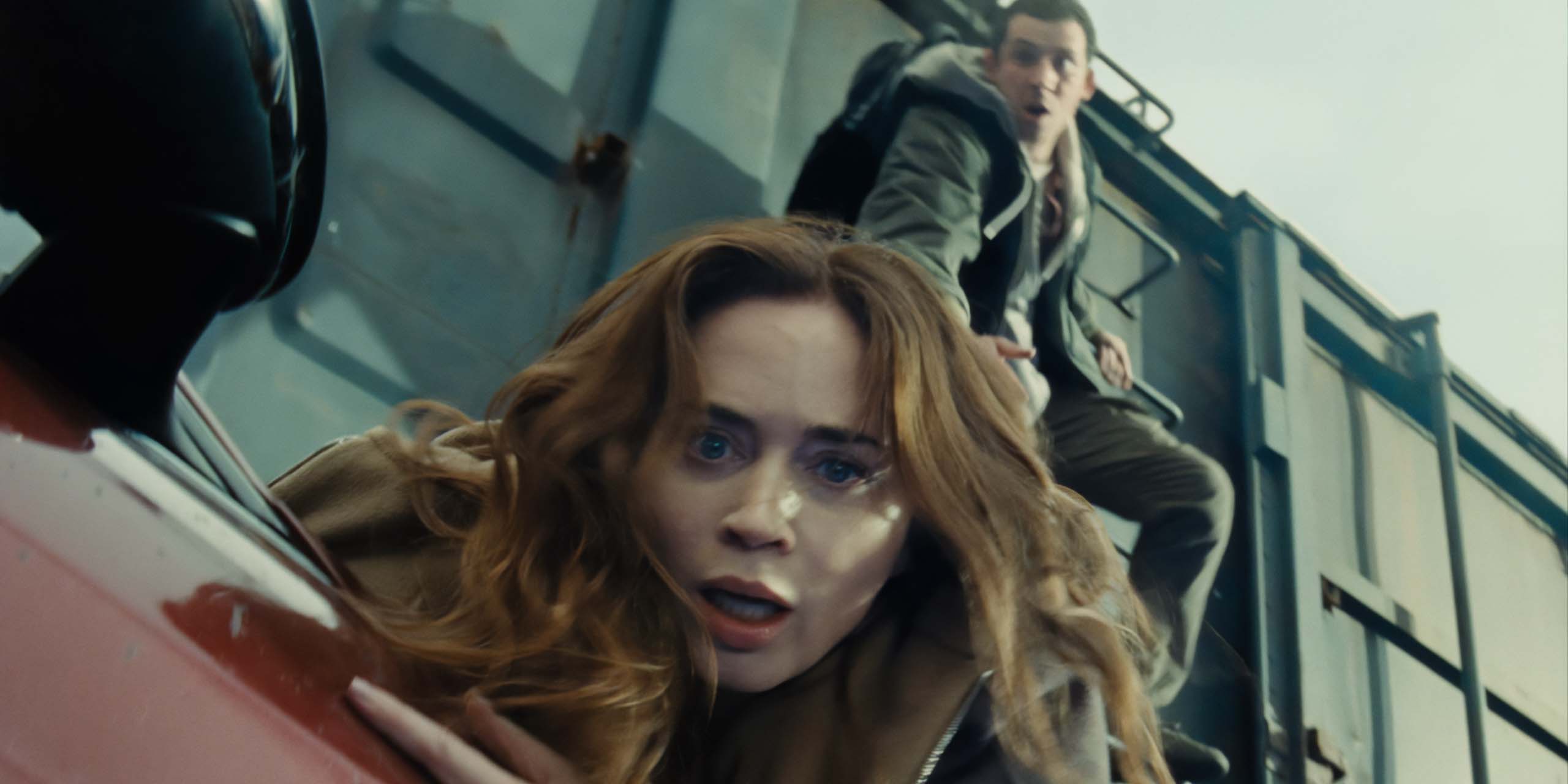 Emily Blunt et Josh O'Connor dans Disclosure Day.