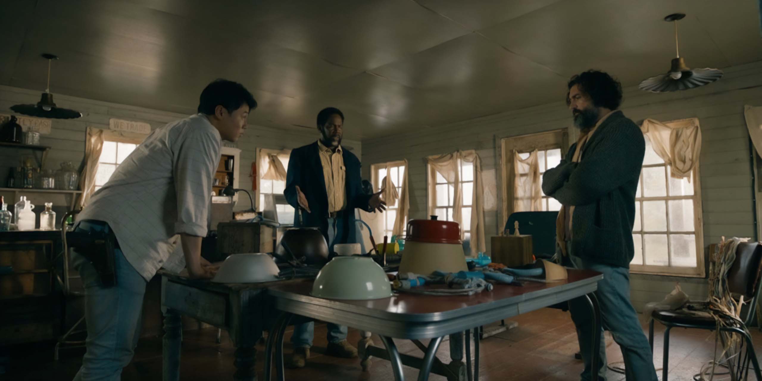 Kenny, Boyd et Jade discutent d'un plan, dans la saison 4 de From.