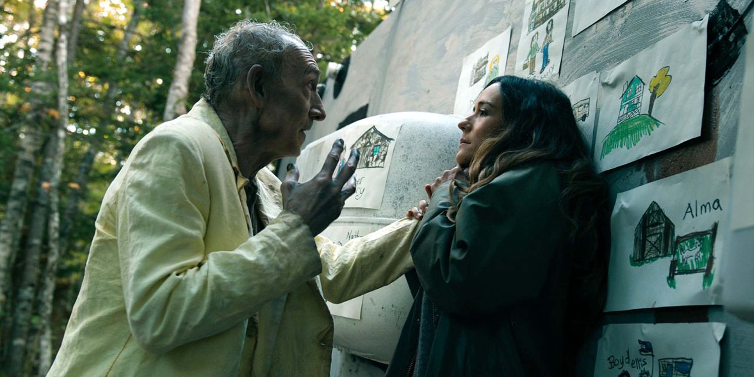 L'homme en jaune (Douglas E. Hughes) menaçant Tabitha (Catalina Sandino Moreno) dans la saison 4 de From.