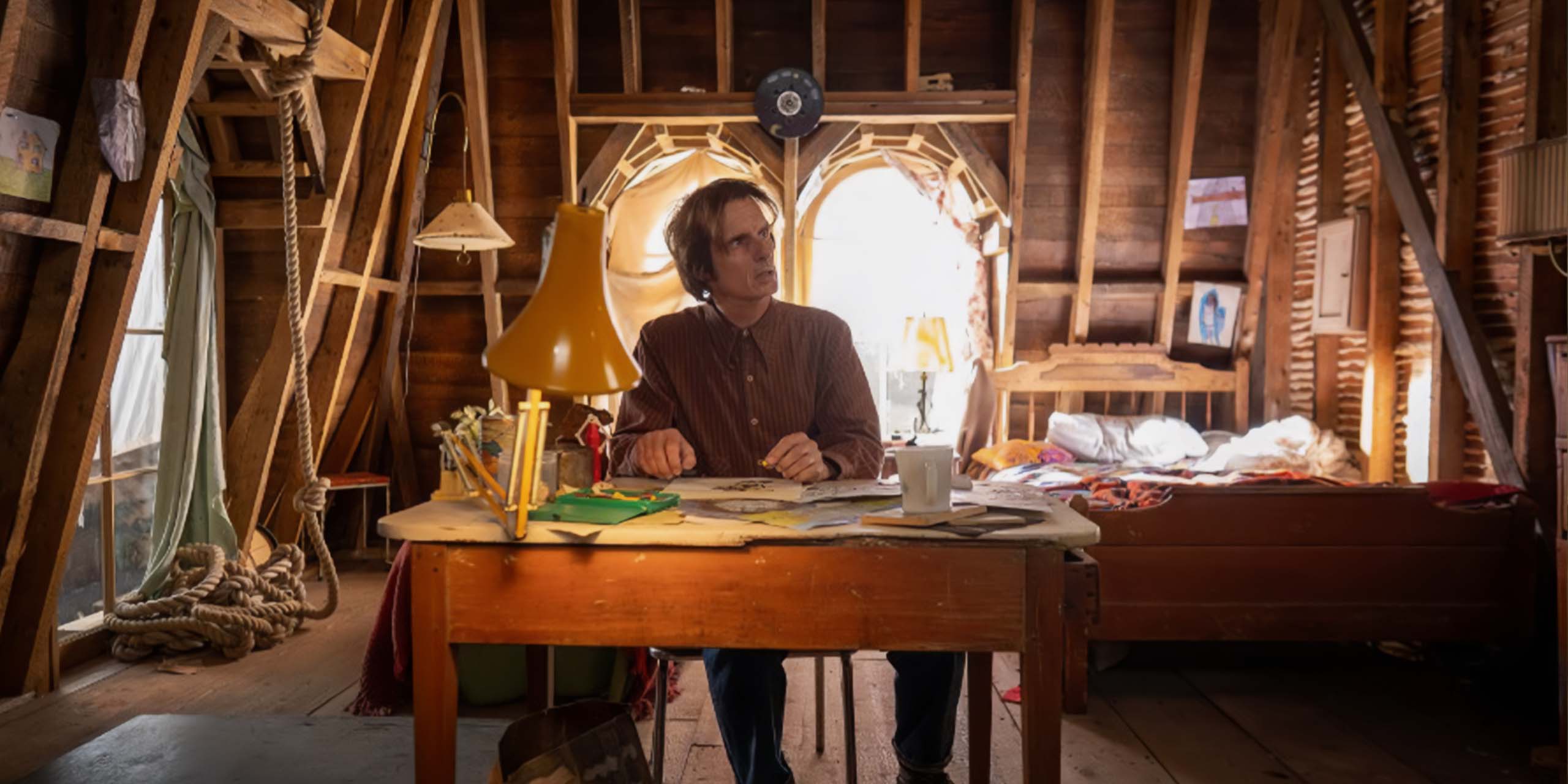 Victor Kavanaugh (Scott McCord) assis à son bureau dans sa chambre dans la saison 4 de From.
