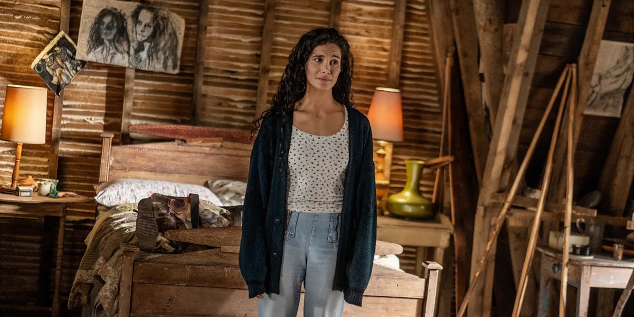 Fatima Hassan (Pegah Ghafoori) dans sa chambre dans la saison 4 de From.