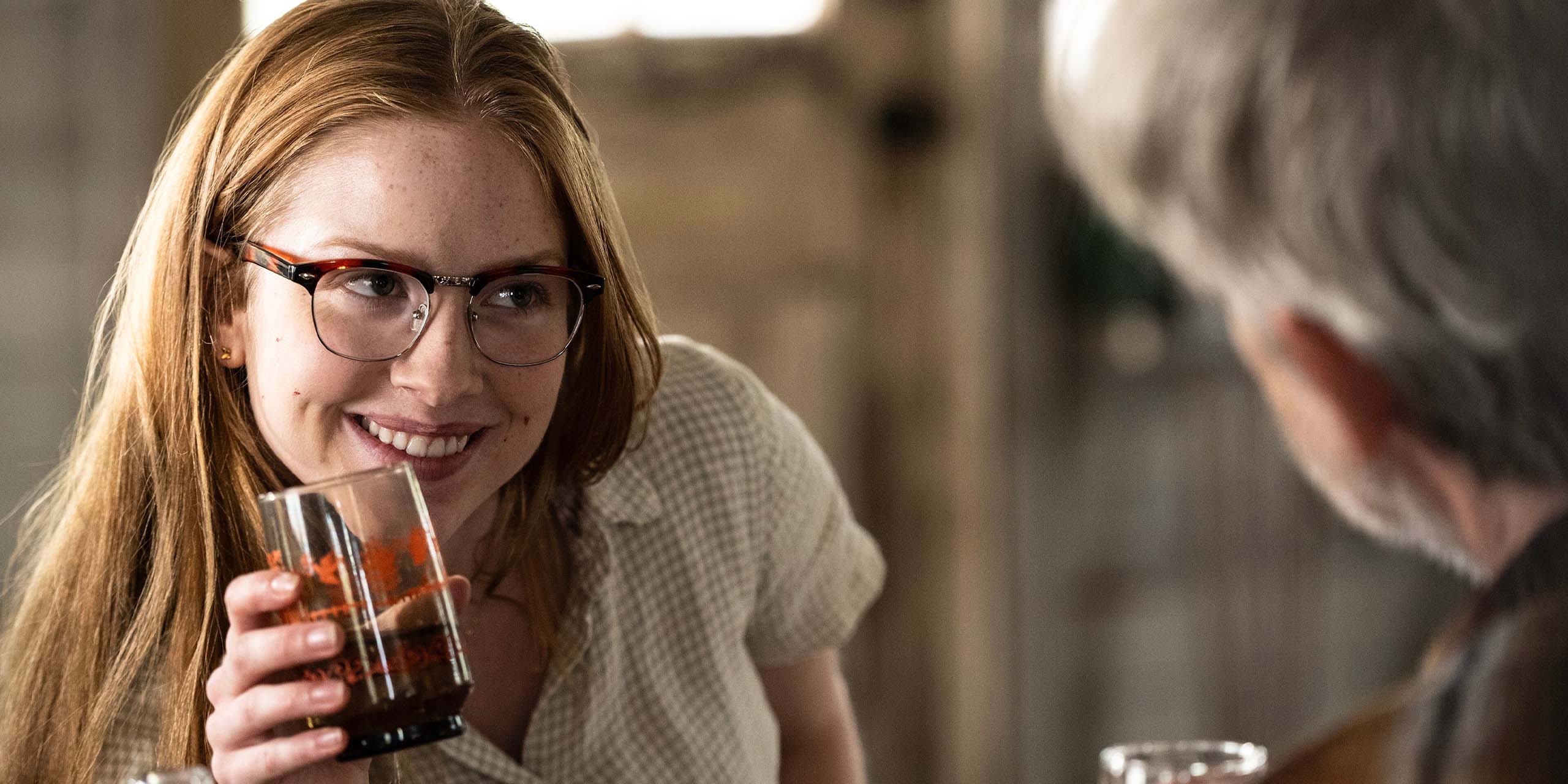 Julia Doyle (Sophia) sourit en buvant un verre en face de Robert Joy (Henry) dans l'épisode 6 de la saison 4.