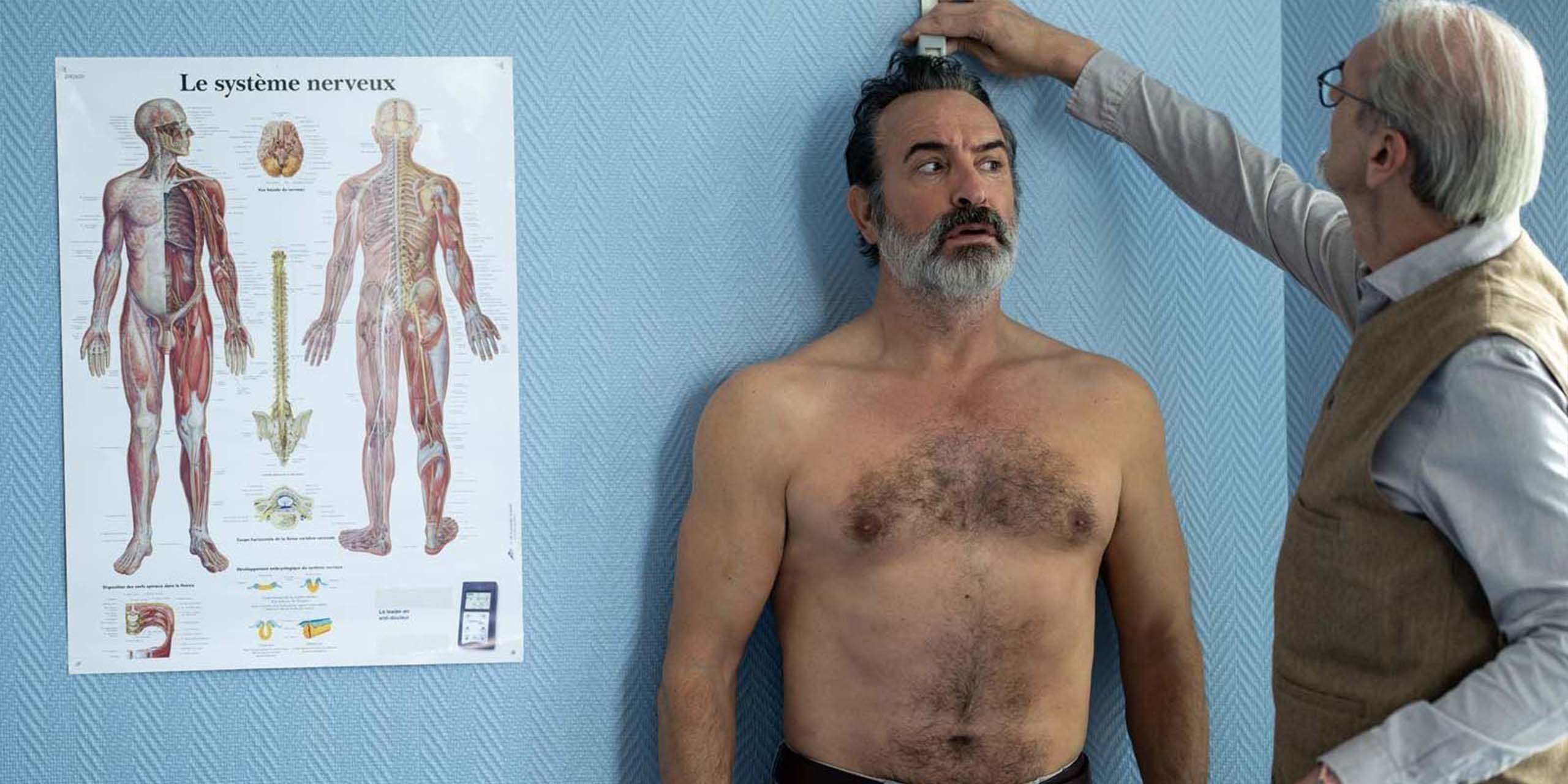 Jean Dujardin se faisant mesurer chez le médecin, dans le film L'homme qui rétrécit.