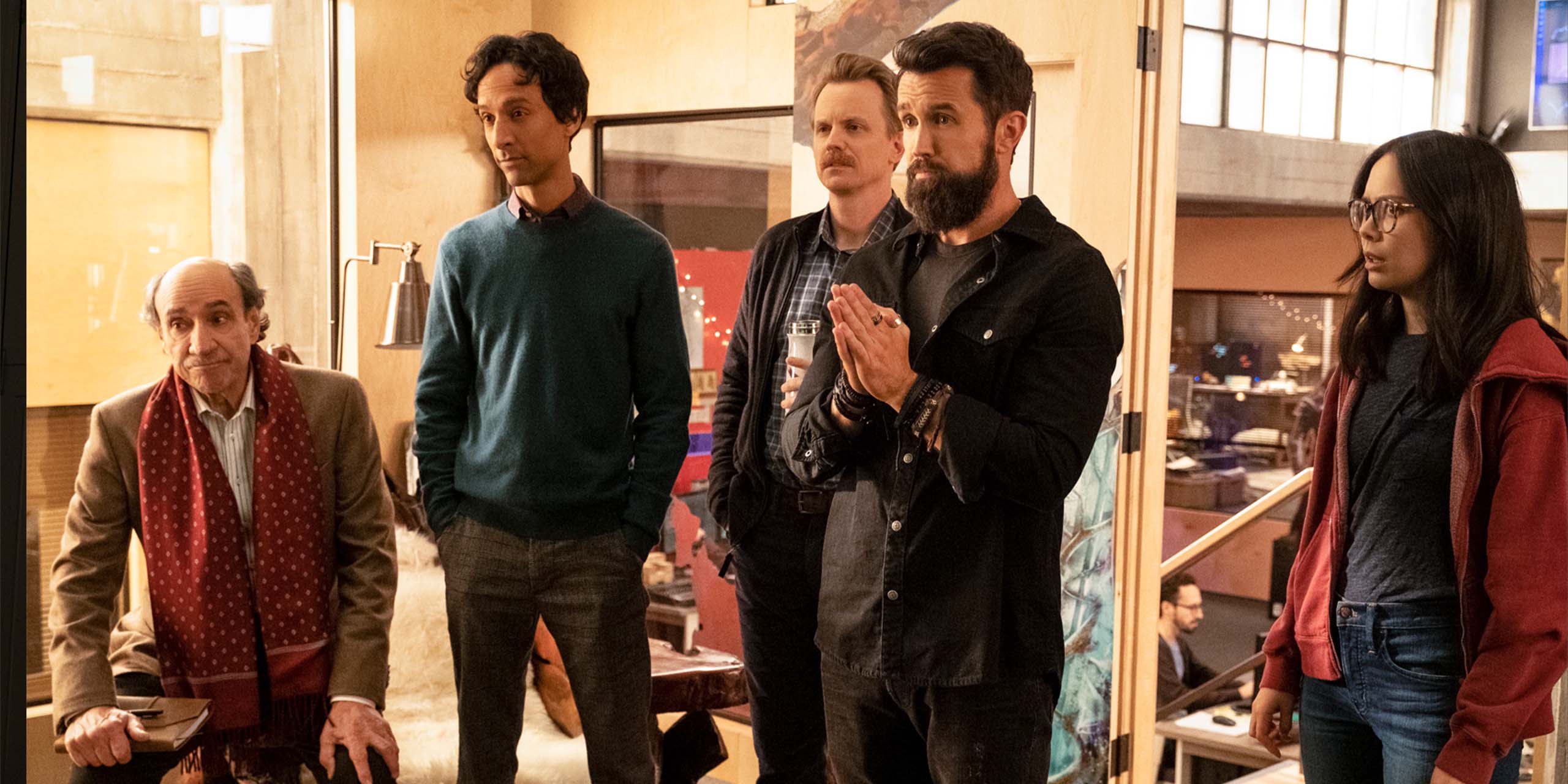 F. Murray Abraham, Danny Pudi, David Hornsby, Rob McElhenney et Charlotte Nicdao dans Mythic Quest : Le festin du corbeau, une série Apple TV+.