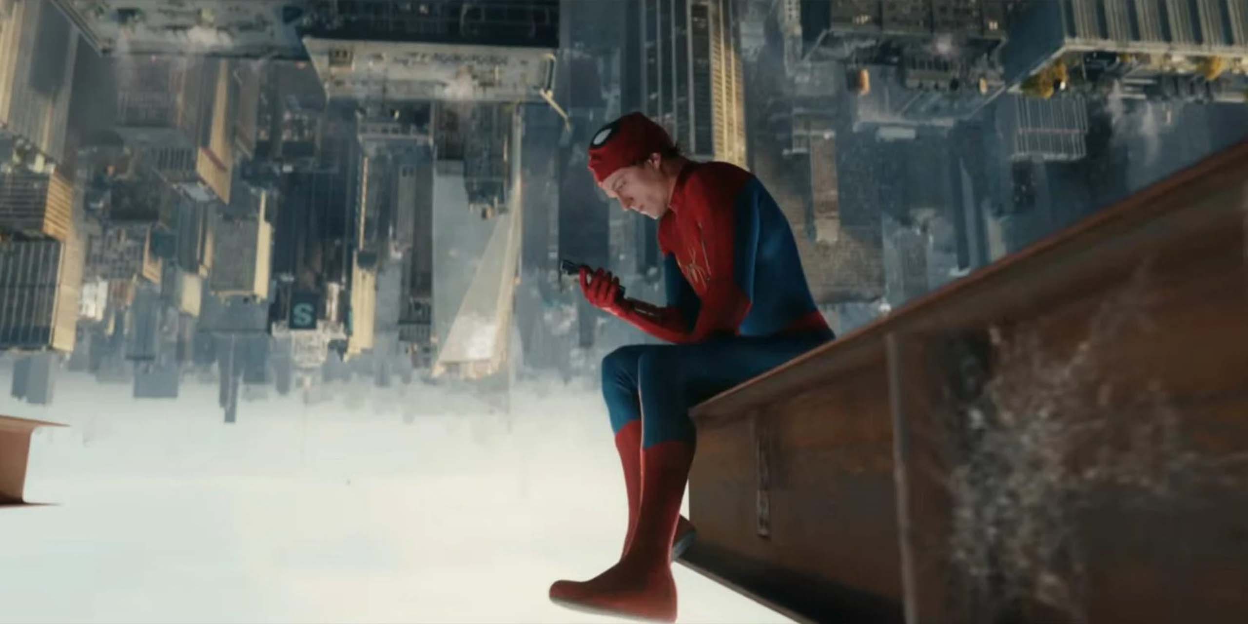 Peter Parker (Tom Holland) sur une poutre la tête en bas, au dessus de New York, dans son costume, consultant son smartphone, dans Spider-Man: Brand New Day.
