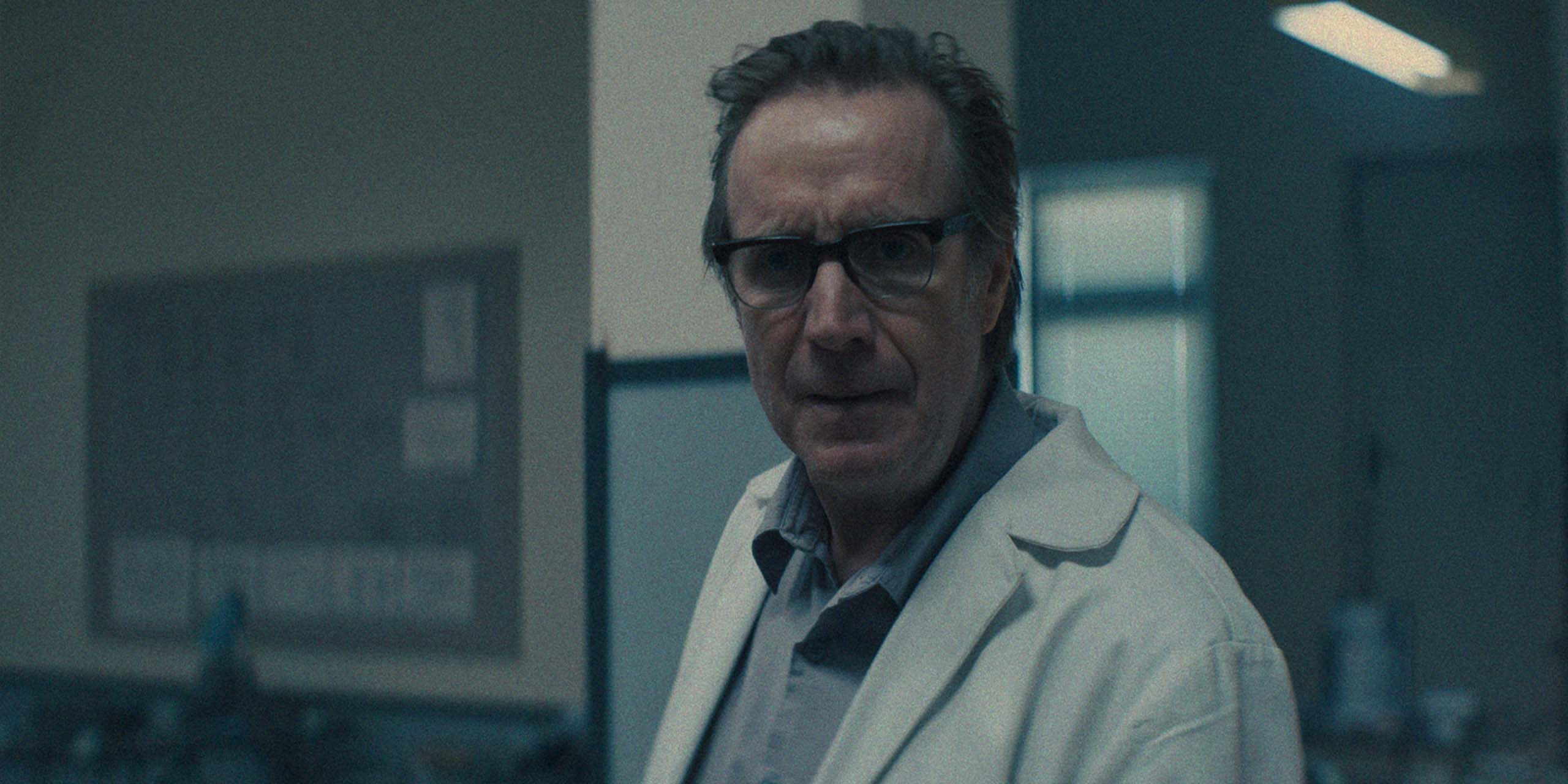 Rhys Ifans dans Star City.