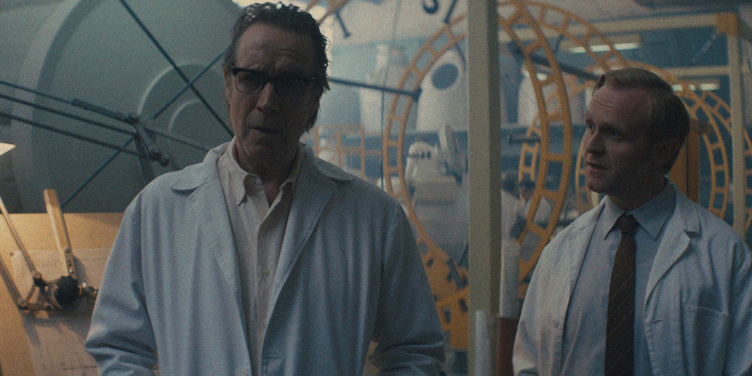 Rhys Ifans et Josef Davies dans Star City.