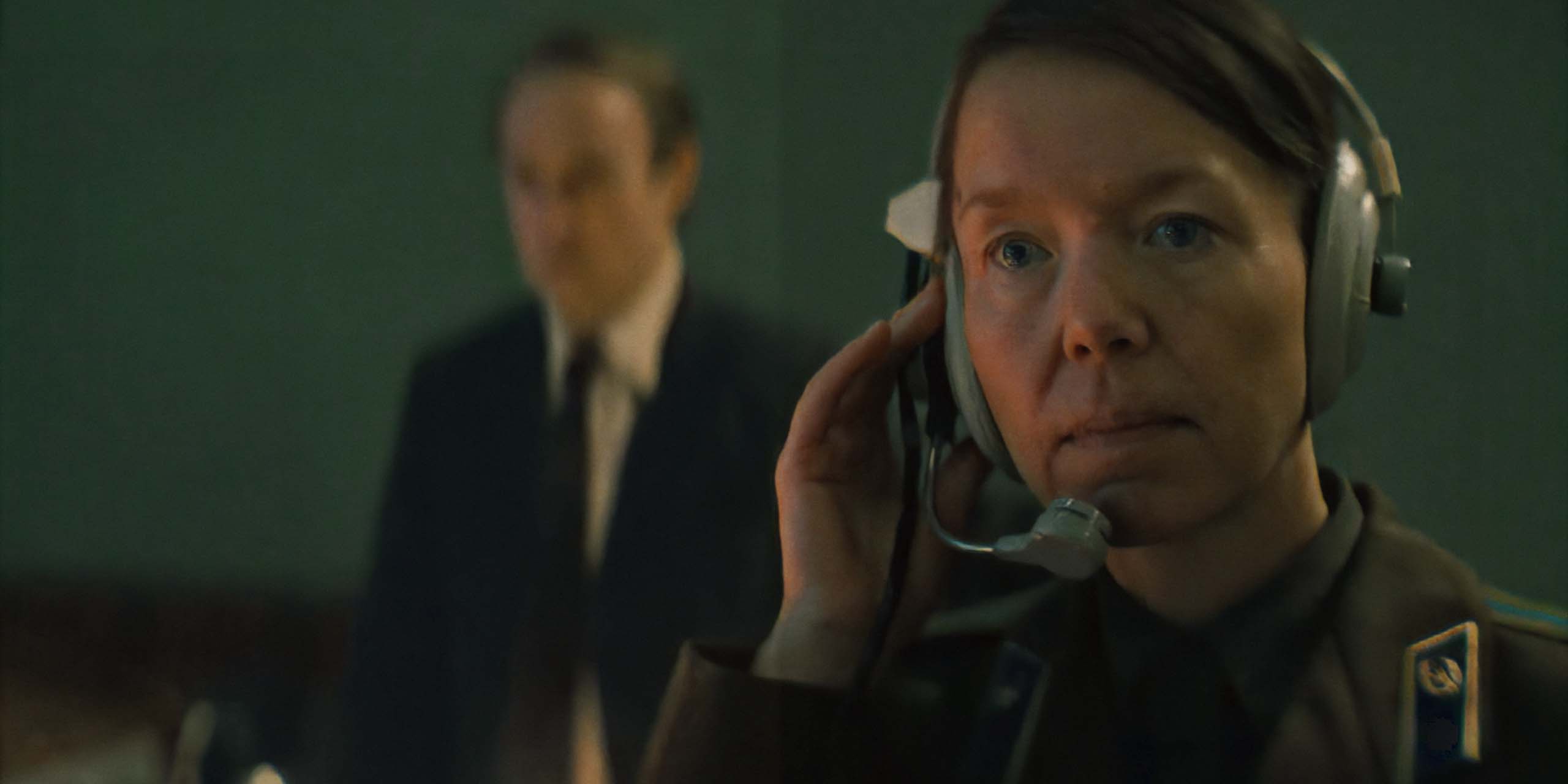 Lyudmilla Raskova (Anna Maxwell Martin) Martin en communication dans Star City.