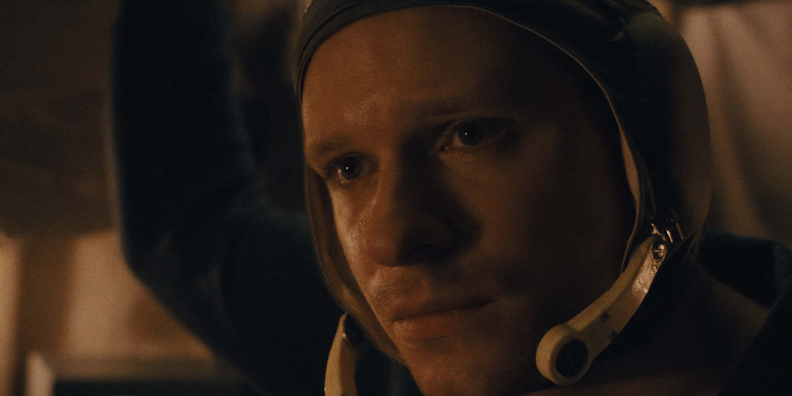 Sasha (Solly McLeod) en combinaison de cosmonaute dans Star City.