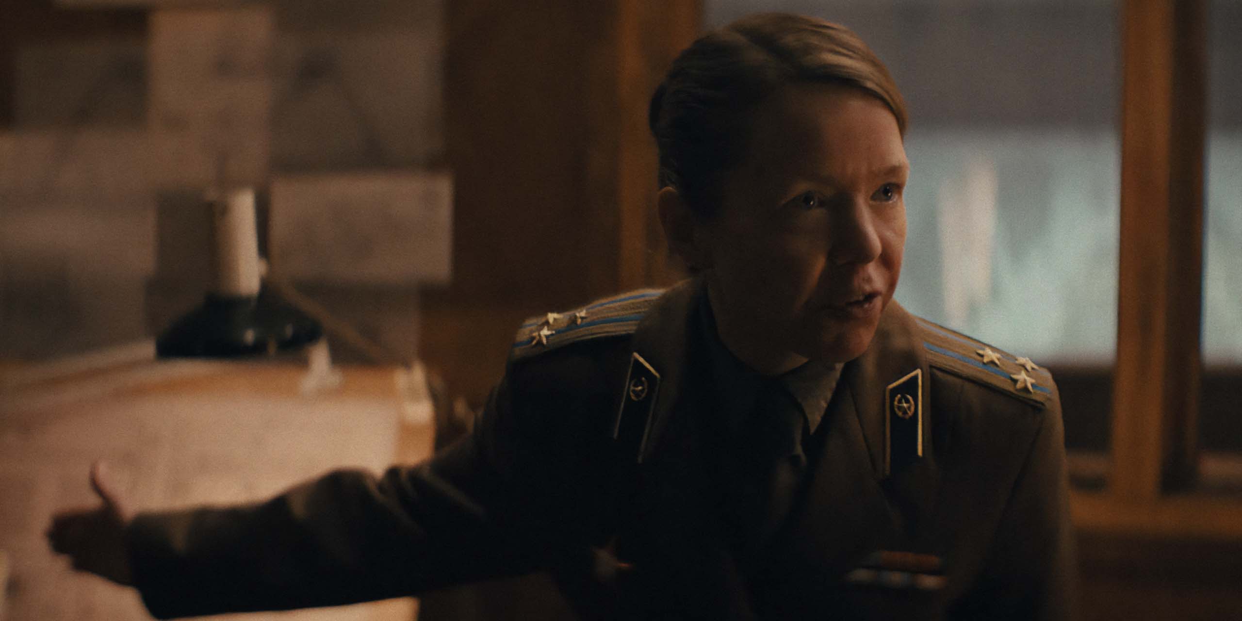 Lyudmilla Raskova (Anna Maxwell Martin) furieuse dans Star City.