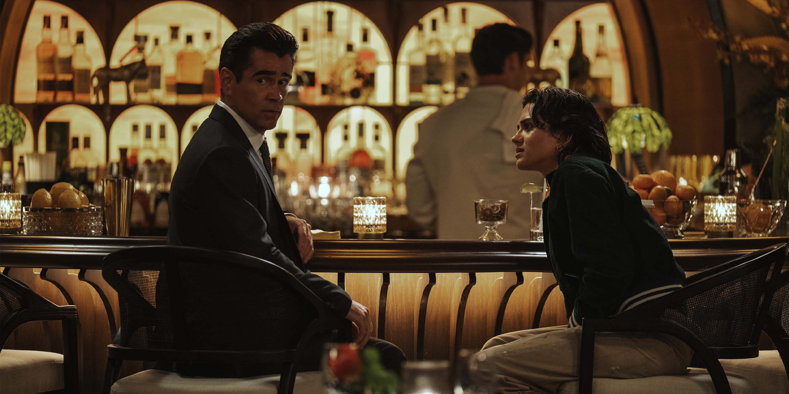 Colin Farrell et Sasha Calle assis au bar dans la saison 2 de Sugar.