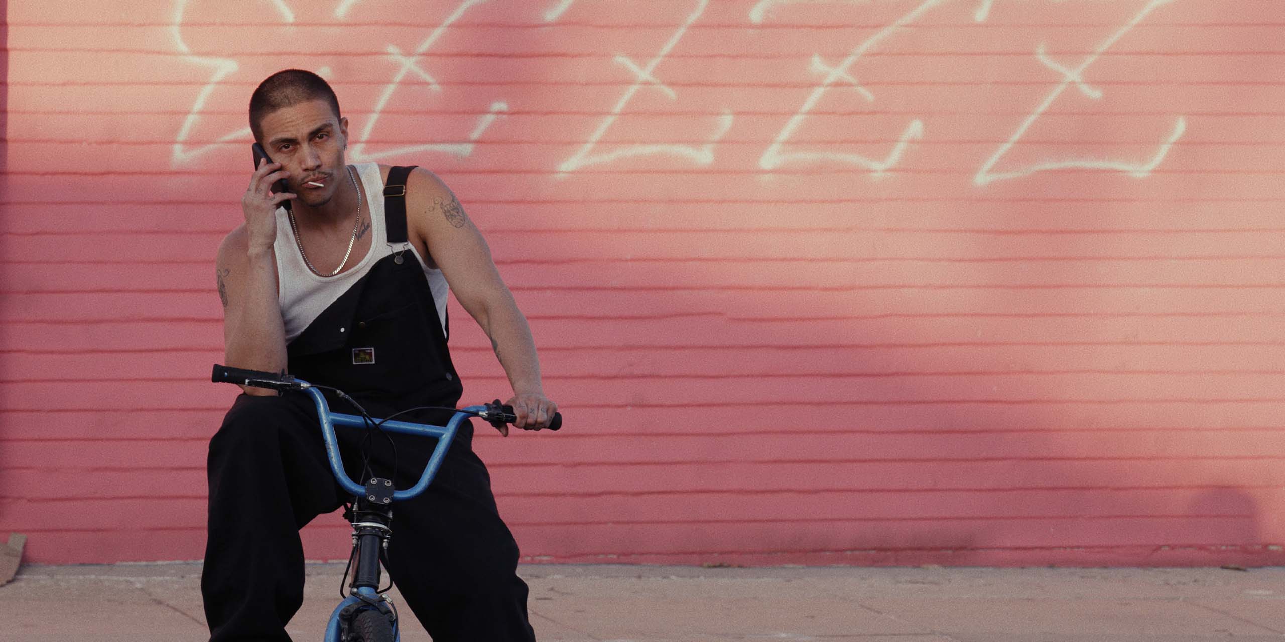 Rene Moran au téléphone sur son vélo dans la saison 2 de Sugar.