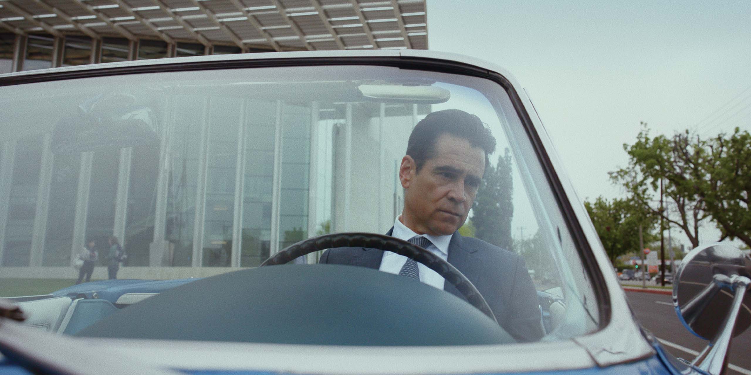 Colin Farrell, dans le rôle du détective privé John Sugar, au volant d'une décapotable dans l'épisode 2 de Sugar