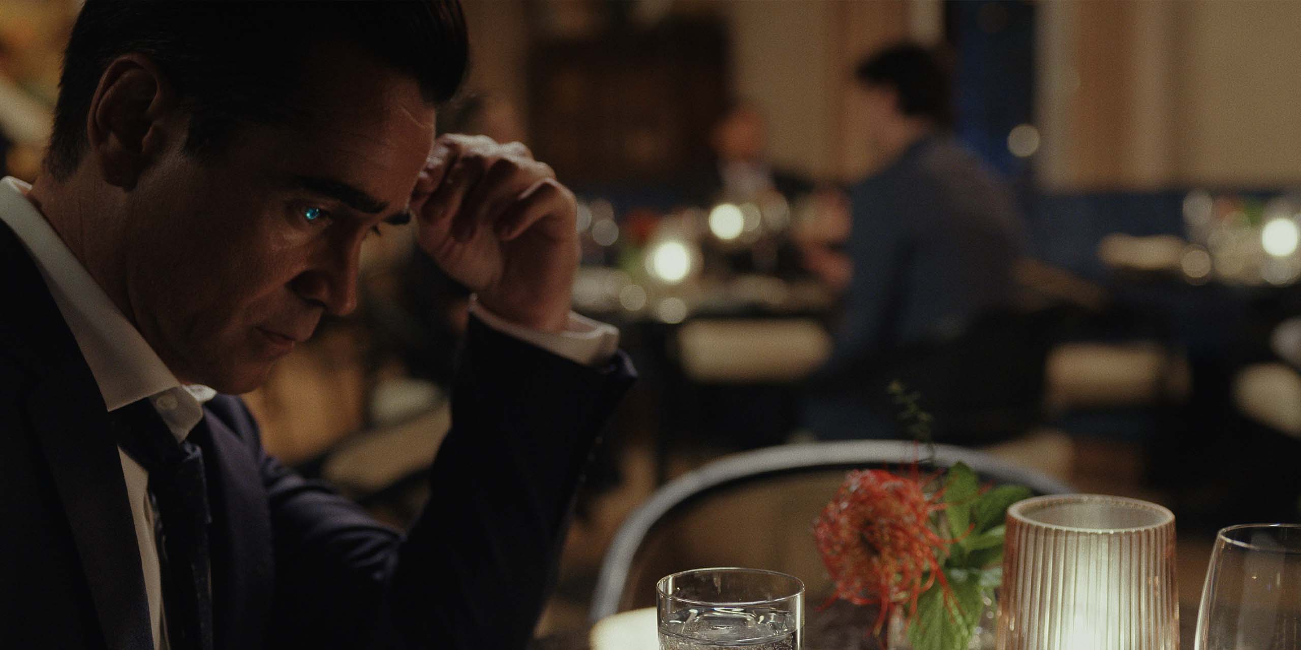 Colin Farrell, dans le rôle du détective privé John Sugar au restaurant, dans la saison 2 de Sugar.