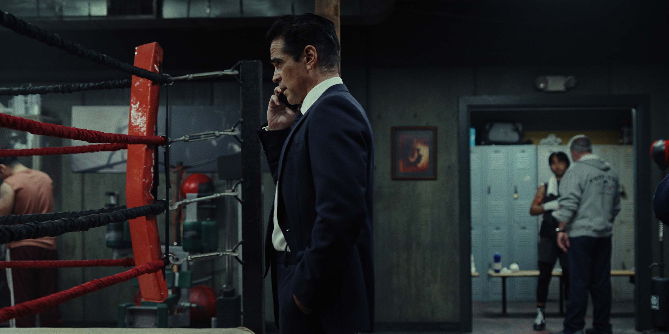 Le détective JOhn Sugar (Colin Farrell) au téléphone dans une salle de boxe dans la saison 2 de Sugar.