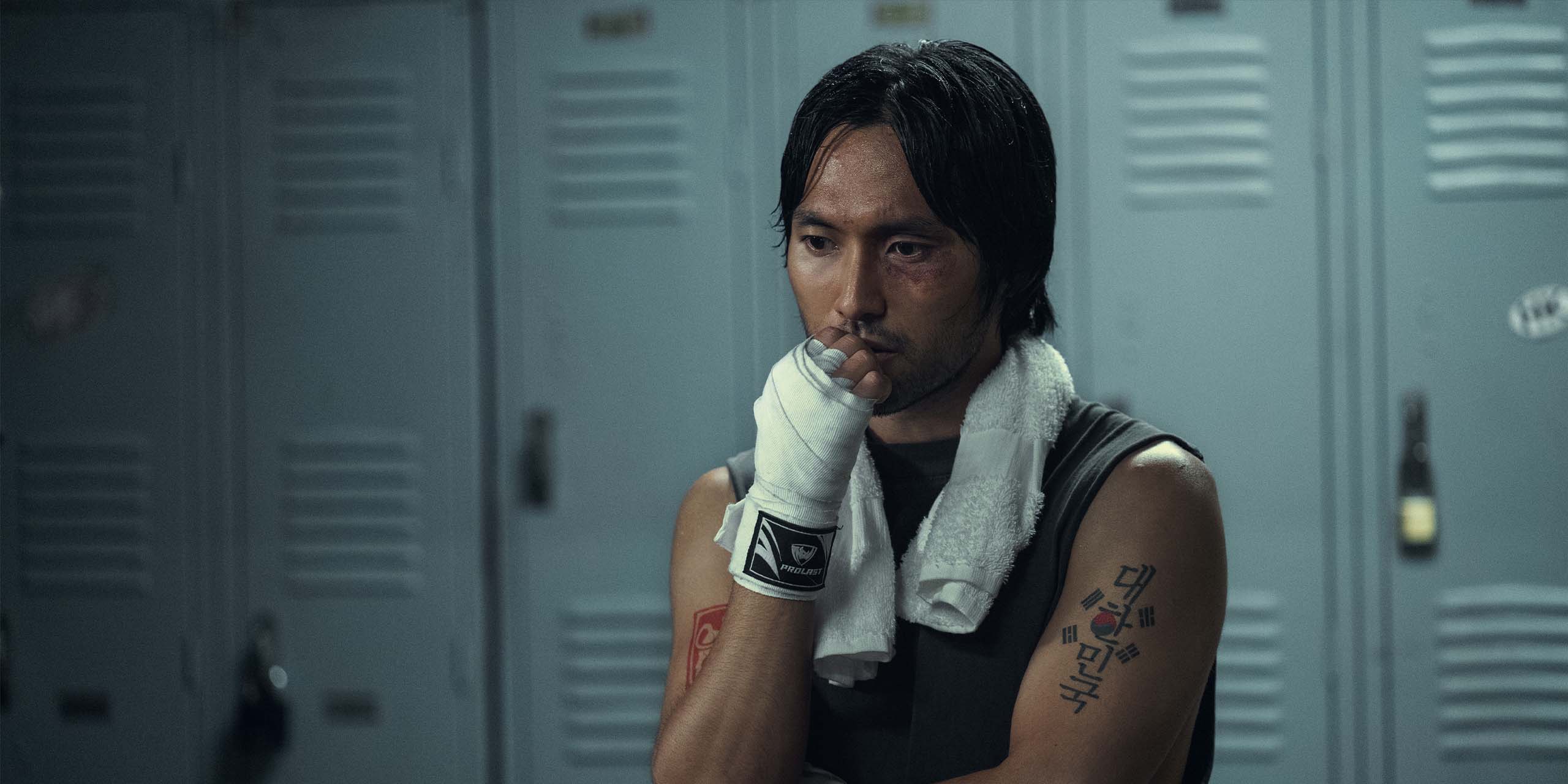 Jin Ha dans les vestiaires dans la saison 2 de Sugar.