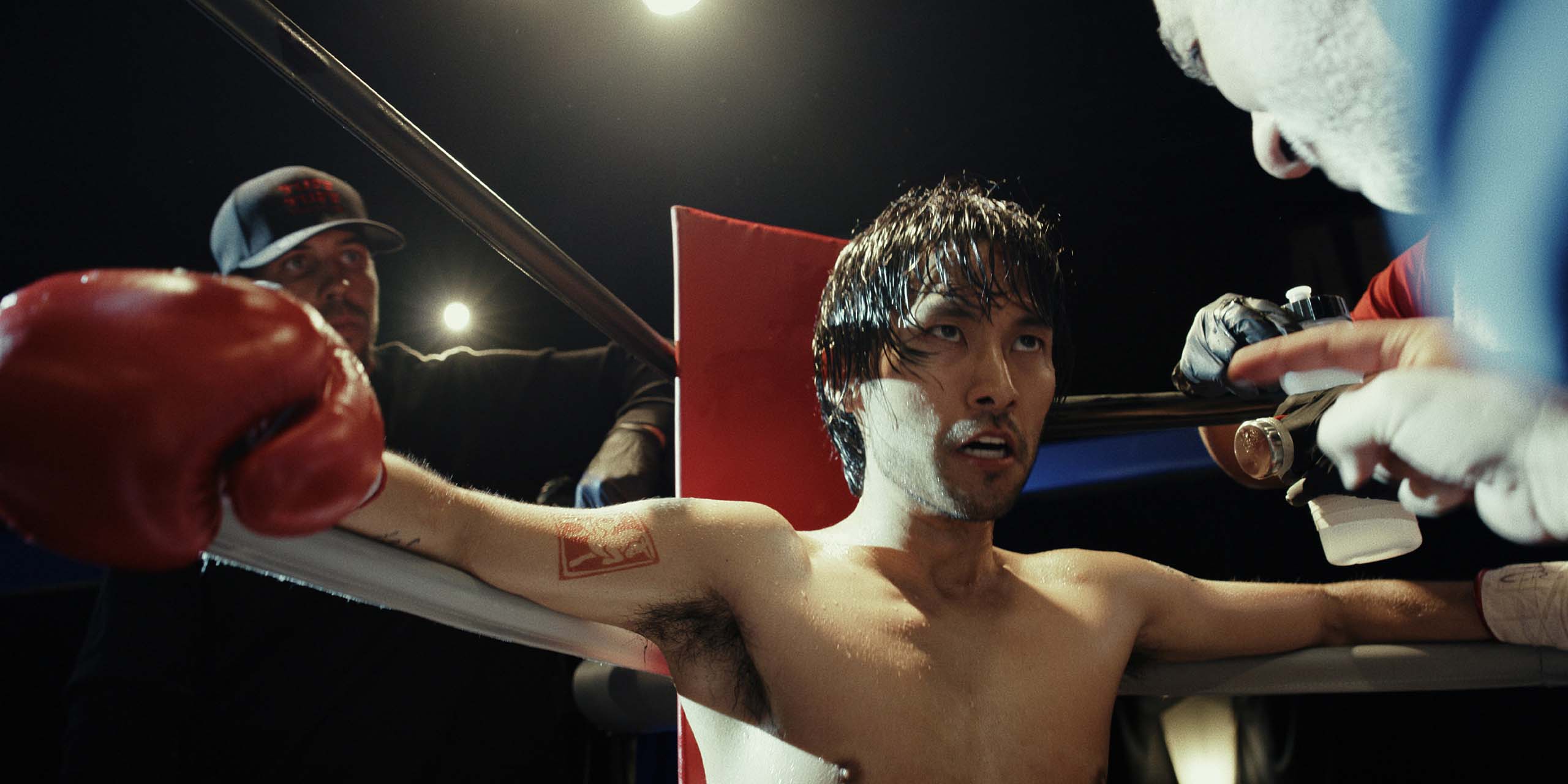 Jin Ha dans le coin du ring dans la saison 2 de Sugar.