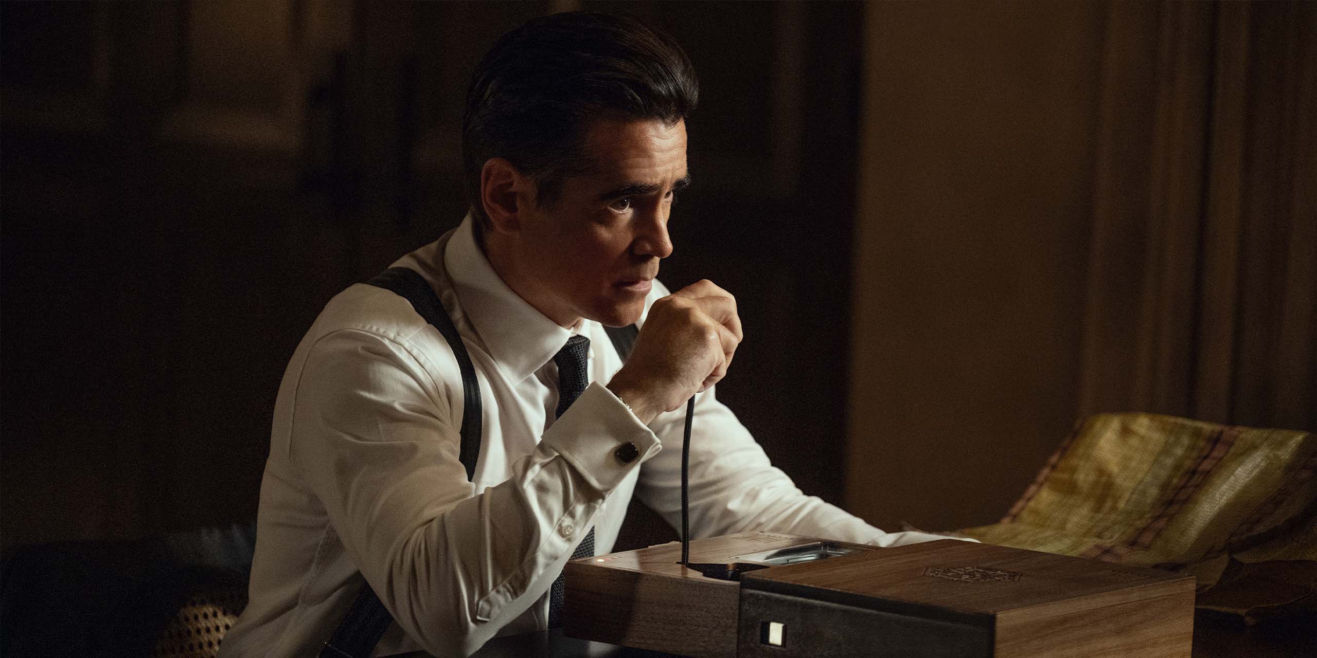 John Sugar (Colin Farrell) en communication radio dans l'épisode 1 de la saison 2 de Sugar.