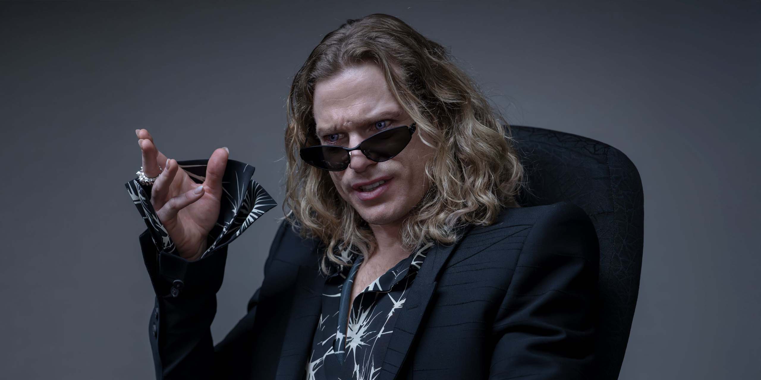 Lestat de Lioncourt (Sam Reid) en salle de réunion dans la suite d'Entretien avec un Vampire, The Vampire Lestat.