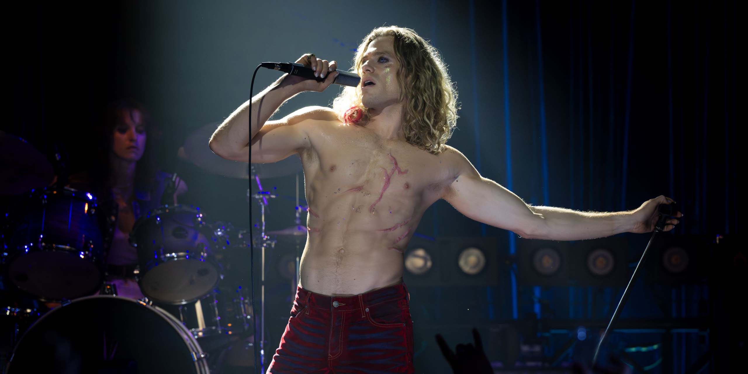 Lestat de Lioncourt (Sam Reid) chantant sur scène lors d'un concert dans la suite d'Entretien avec un Vampire, The Vampire Lestat.