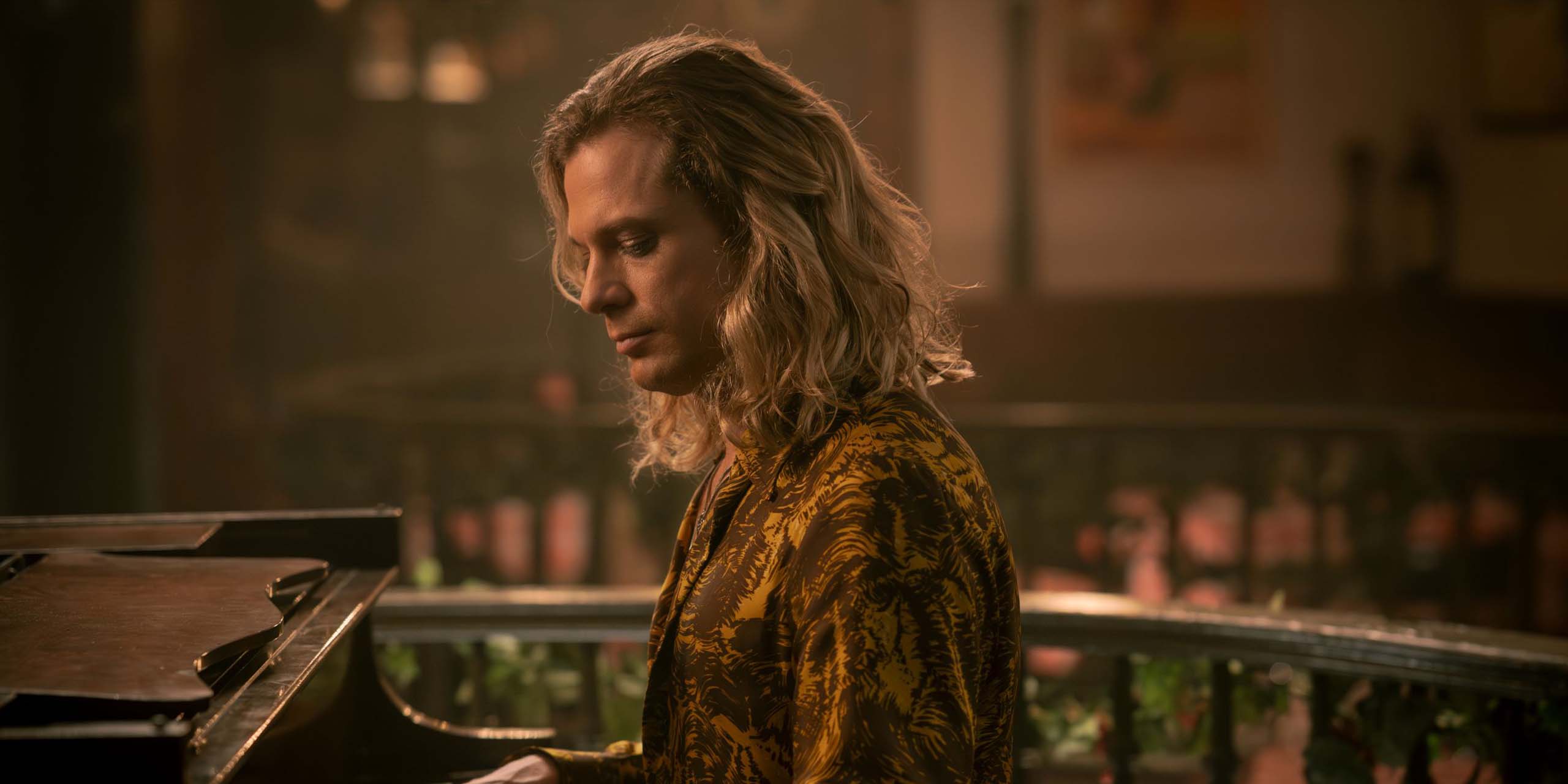 Lestat de Lioncourt (Sam Reid) jouant du piano dans la suite d'Entretien avec un Vampire, The Vampire Lestat.