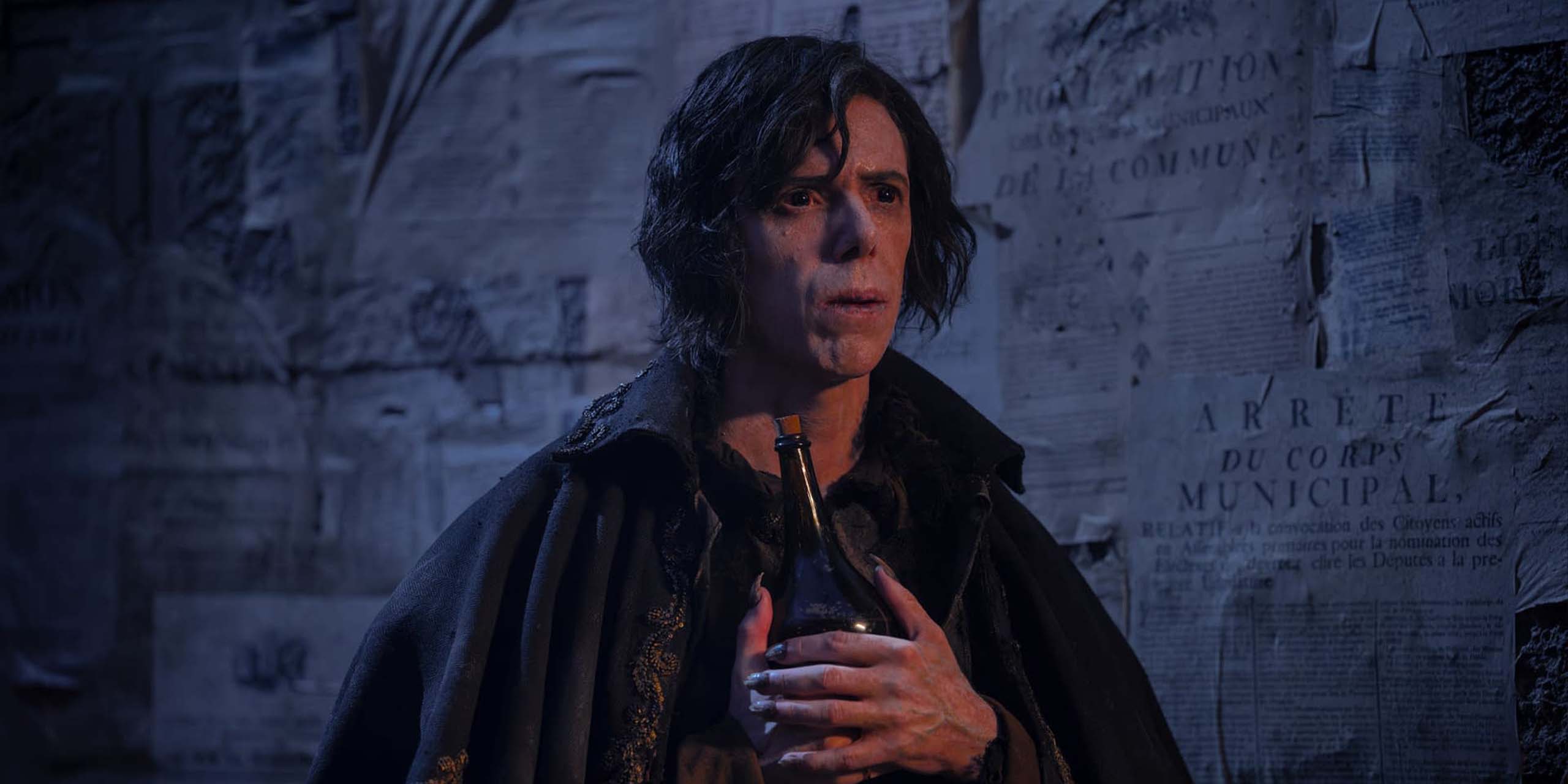 Damien Atkins dans le rôle de Magnus, une bouteille à la main, dans The Vampire Lestat.