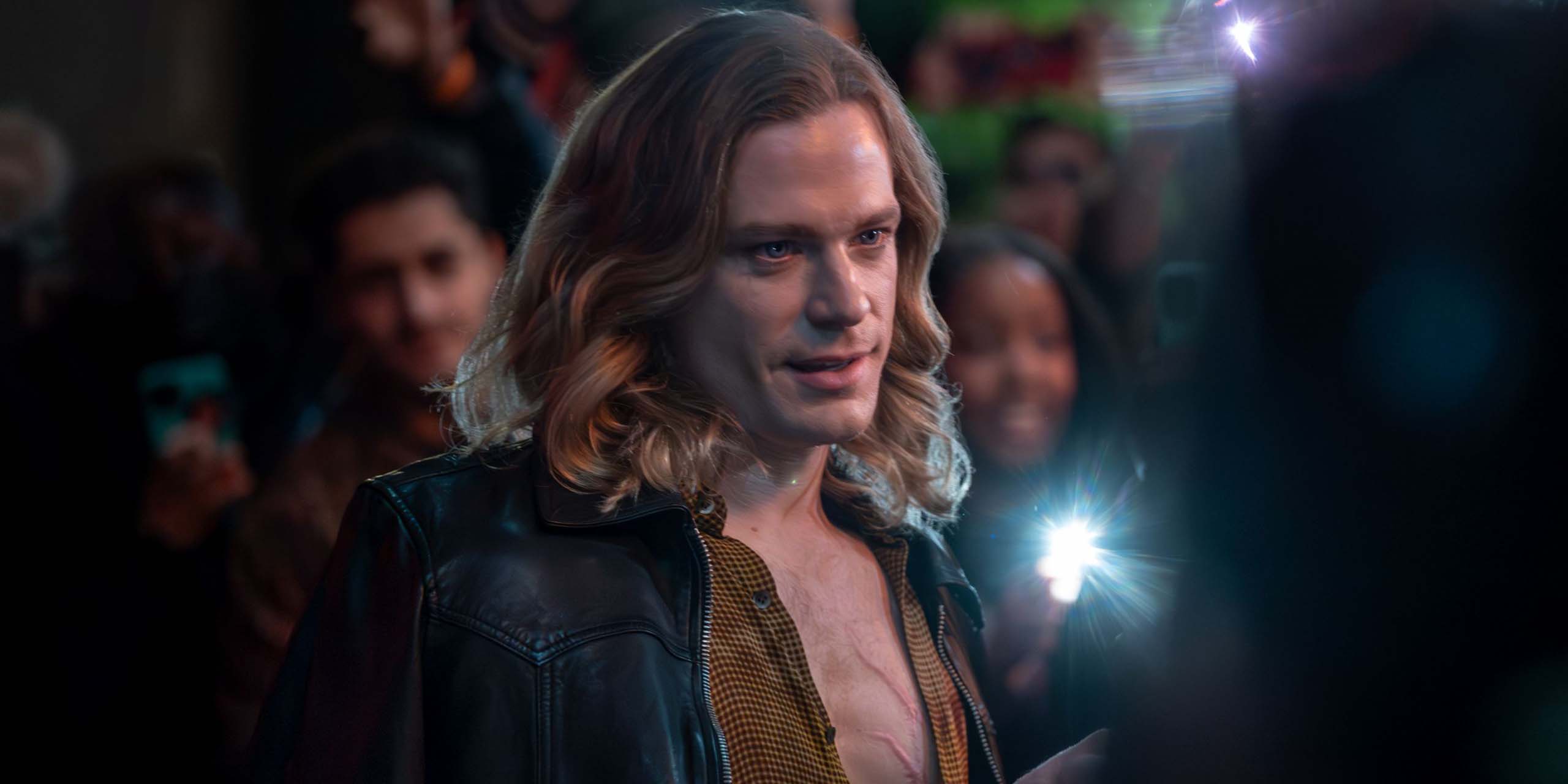 Sam Reid dans le rôle de Lestat de Lioncourt, sous les flashs des photographes et de la foule dans The Vampire Lestat.