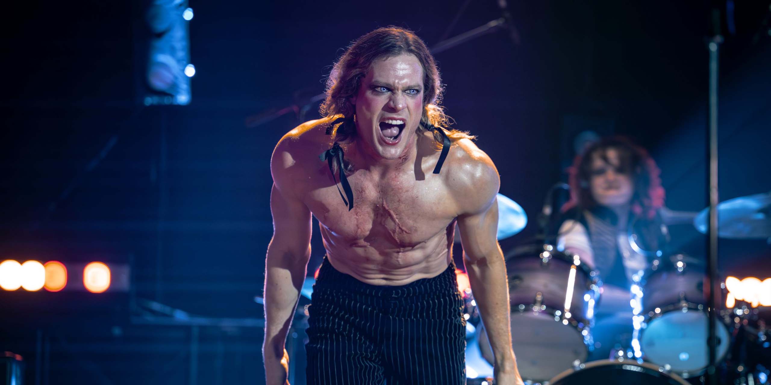 Lestat de Lioncourt (Sam Reid) chantant sur scène lors d'un concert dans la suite d'Entretien avec un Vampire, The Vampire Lestat.