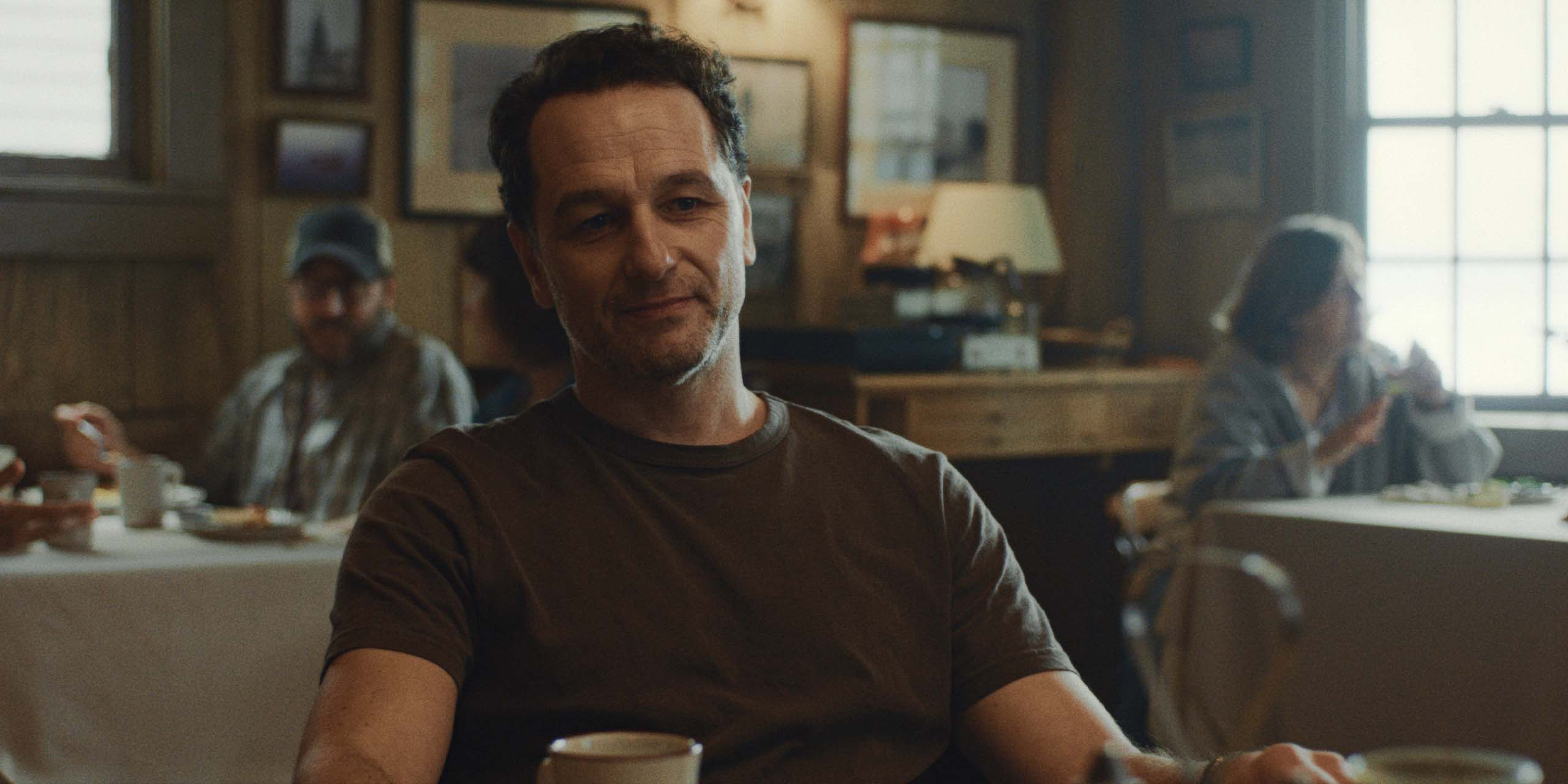Tom Loftis (Matthew Rhys) dans Widow’s Bay.