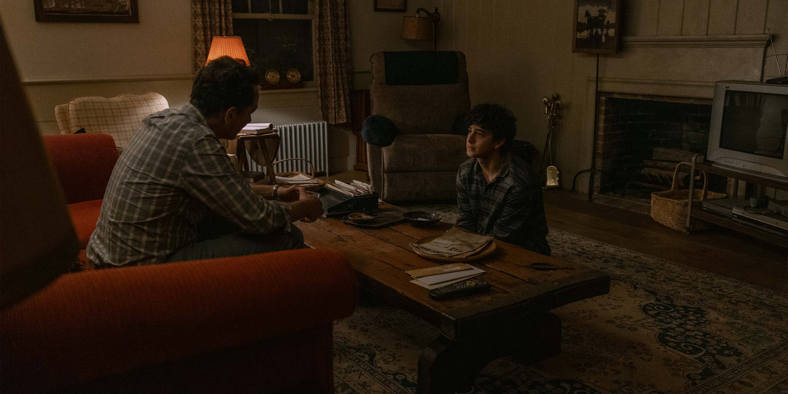 Matthew Rhys et Kingston Rumi Southwick dans Widow's Bay.
