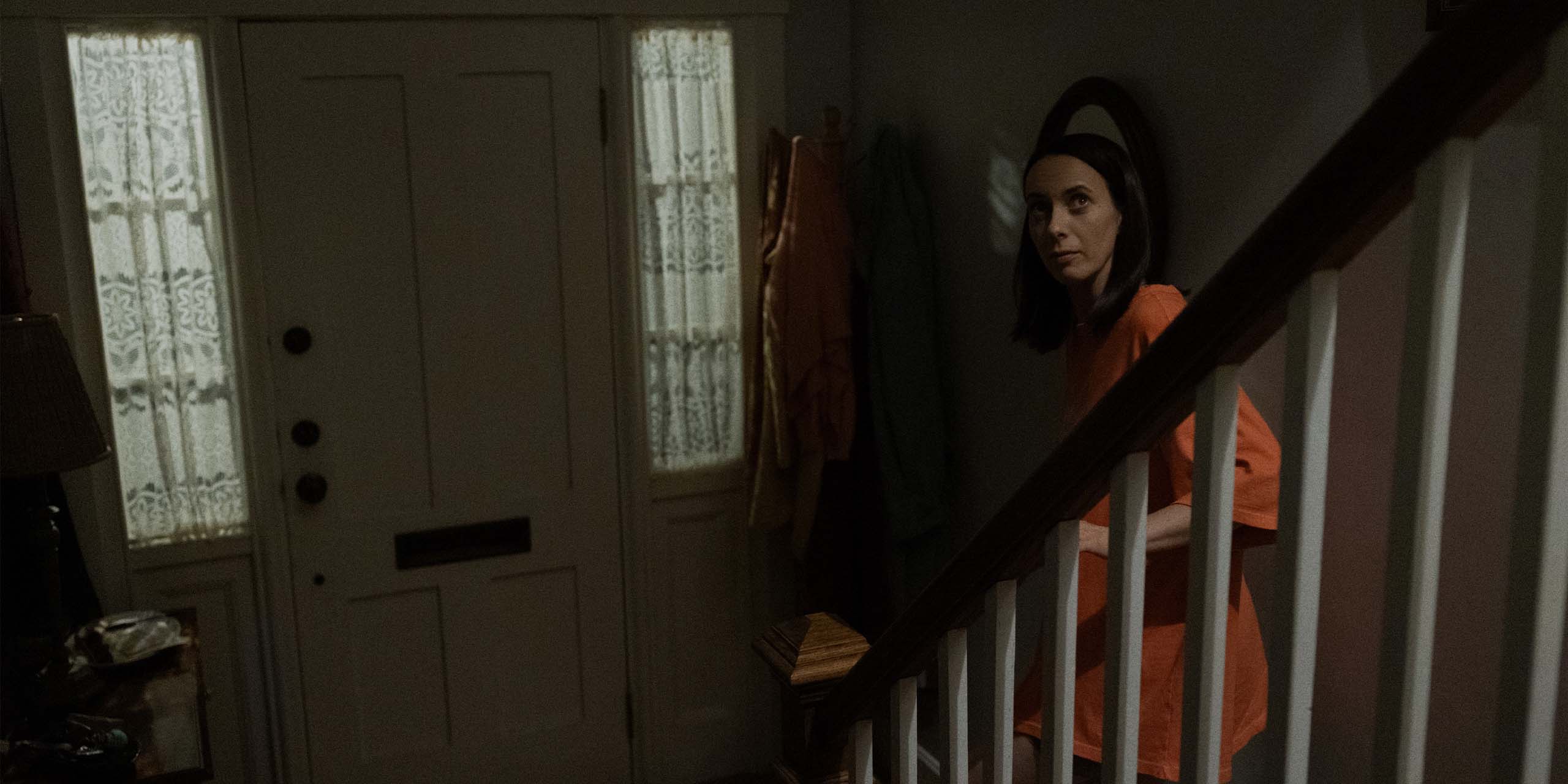 Patricia (Kate O’Flynn) descend les escaliers dans la saison 1 de Widow’s Bay.